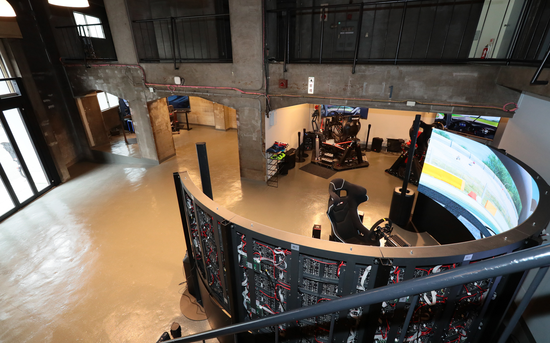 モータースポーツショールームの奥にある「シミュレーターラボ」は倉庫を改築したエリアだという