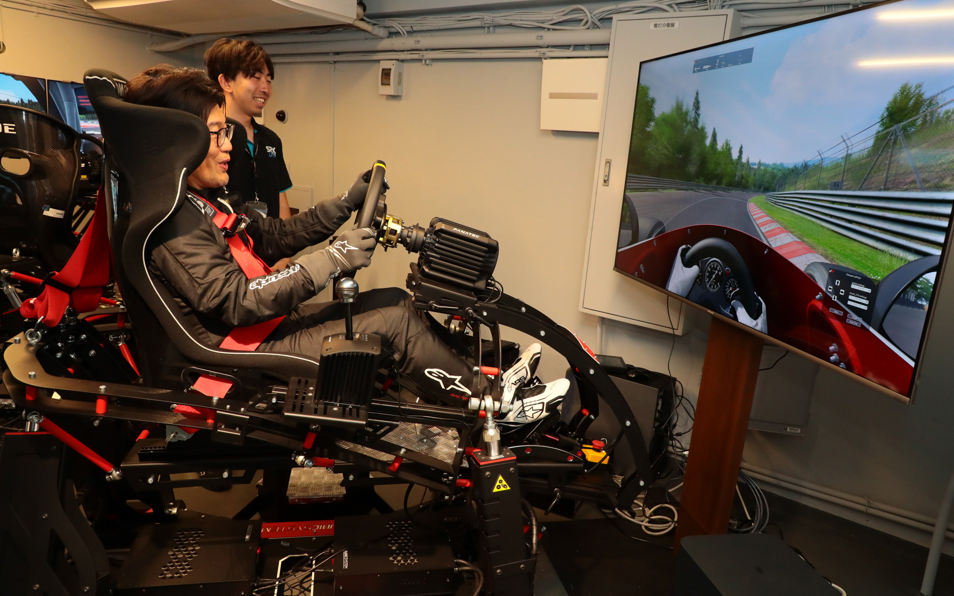 設置してあるシミュレーターはどれも本格的なプロ仕様。冷房も効いていたが、レーシングスーツを着た状態で1時間もプレイしたら、実車と同じように汗だくになった。電動アクチュエーターのリアリティはすごい
