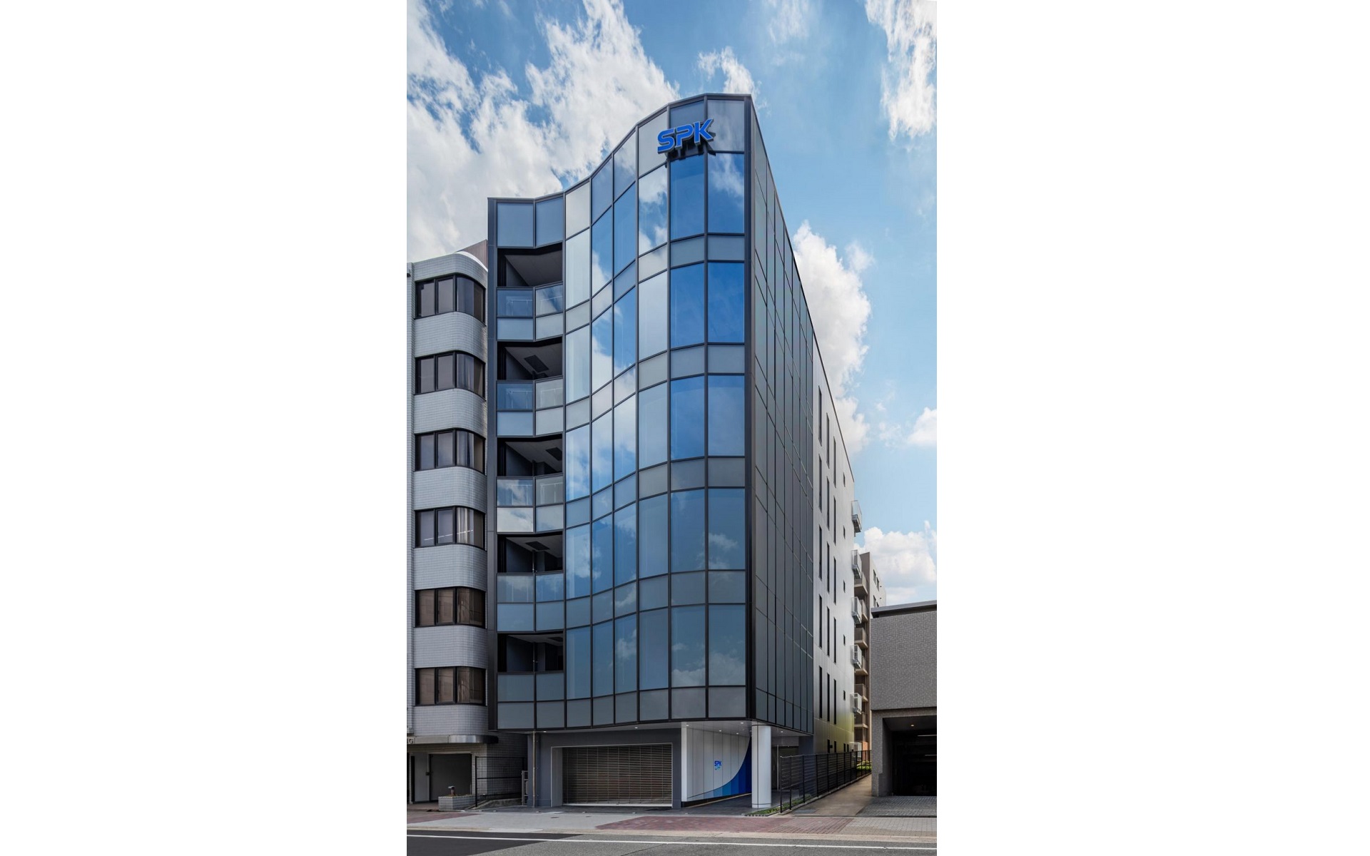 斜め向かいには2023年10月より稼働している新本社ビルがある