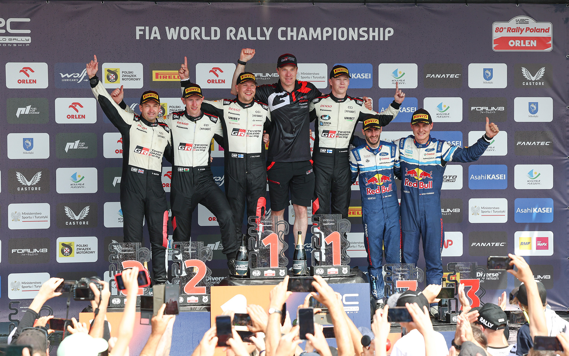 表彰式。TGR-WRTが1-2フィニッシュ