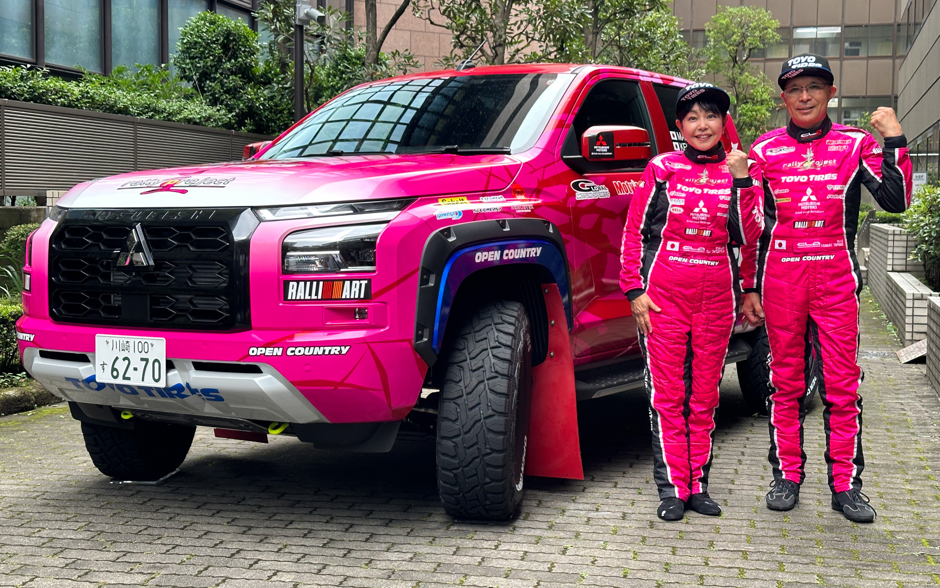 ドライバーとして新型「トライトン」のステアリングを握る竹岡圭選手（左）、コドライバーの山田政樹選手（右）