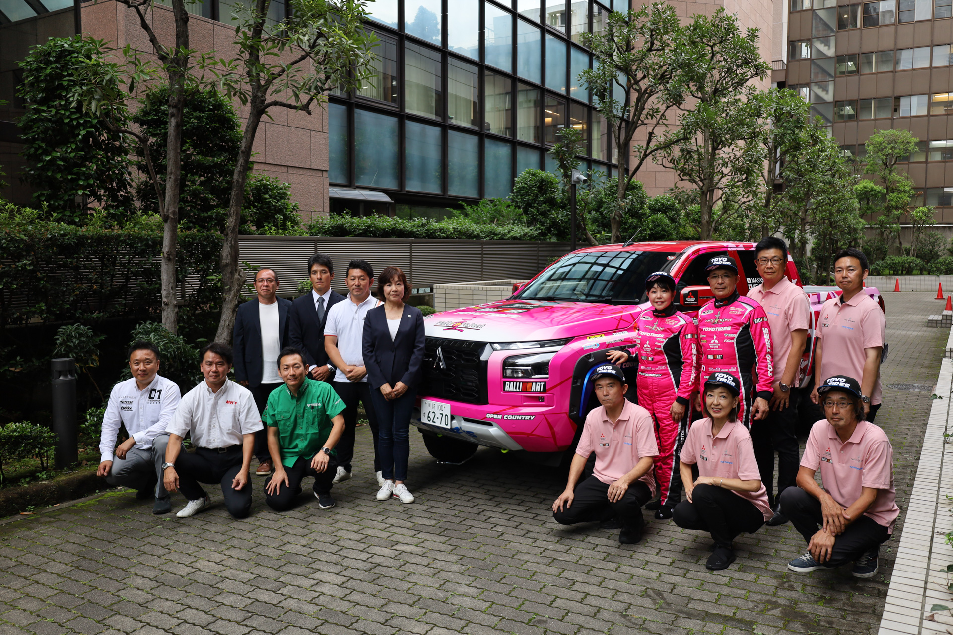 サポート企業の担当者たちと記念撮影