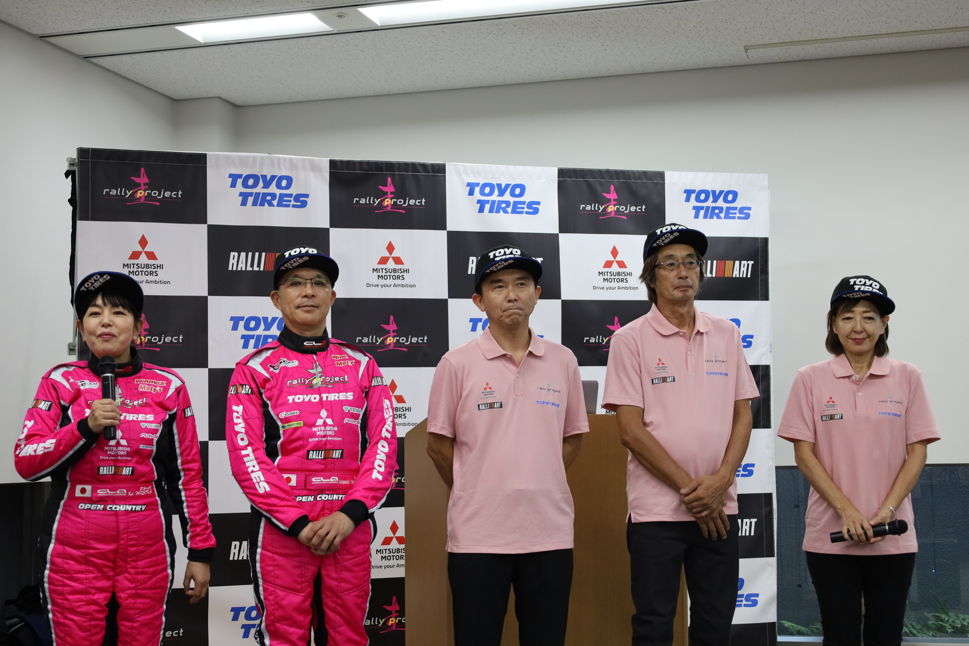 チームスタッフを紹介する竹岡さん