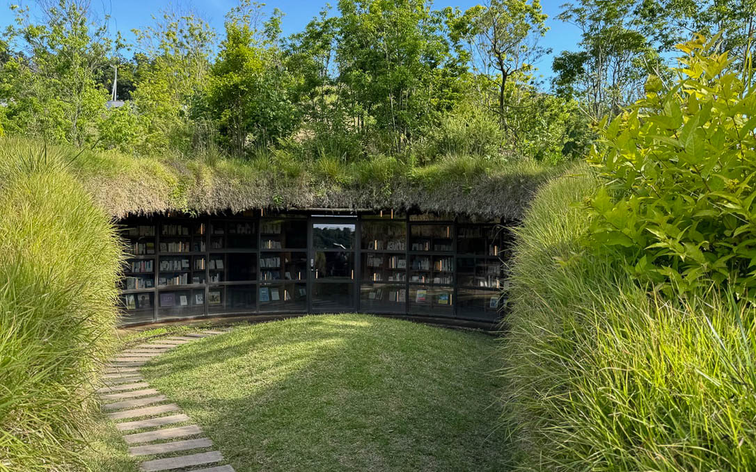 とっても不思議な、でも思わず吸い込まれてしまいそうな魅力ある「地中図書館」。一般向けの営業は夕方までですが、宿泊施設の利用者は夜の間も利用できるというから、読書ざんまいでのんびりしたい人におすすめです