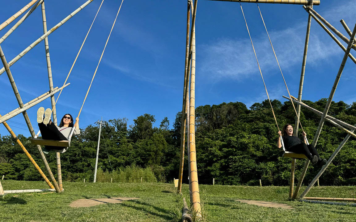 大人でも思わず「イヤッホ～」と大はしゃぎしてしまった、丘の斜面にある竹のブランコ。想像以上に空に向かって駆け上っていくような感覚、ハイジ気分が味わえます