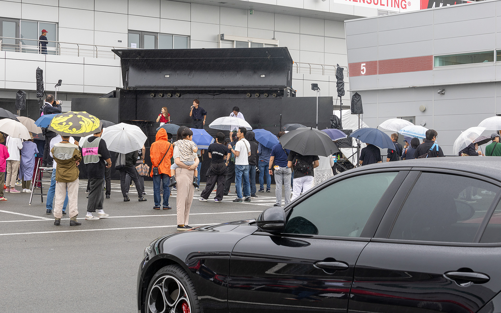 パドックに用意された特設ステージでは、ゲストによるトークショーなどが行なわれた