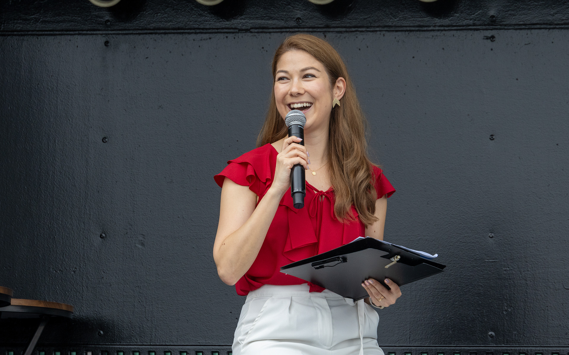 ステージプログラムの進行を担当したのはモータースポーツレポーターの井澤エイミー氏