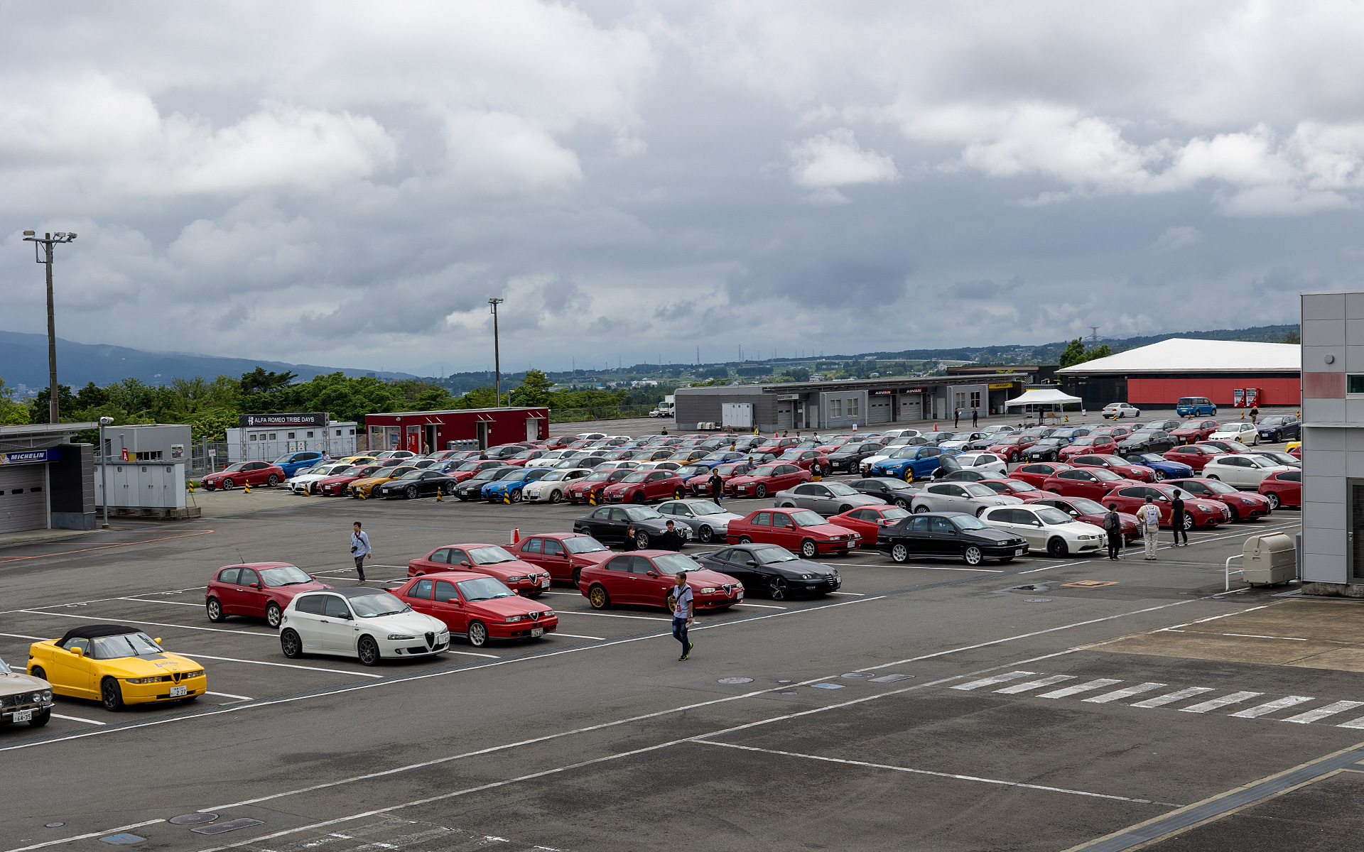 抽選で選ばれた200台のアルファ ロメオはパドックに用意された駐車スペースに集結。プログラム最後のパレードランまで場内に用意された各種催しを楽しんだ