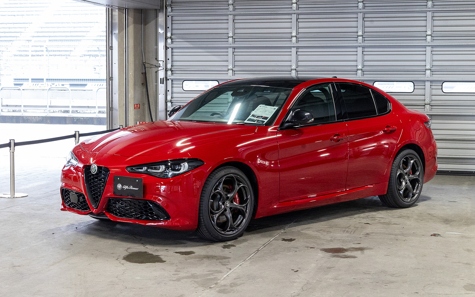 現行車も展示されていた。こちらは限定車のジュリア トリビュート イタリアーノ。ルーフがブラックになり、アクティブサスペンションなどの特別装備もある