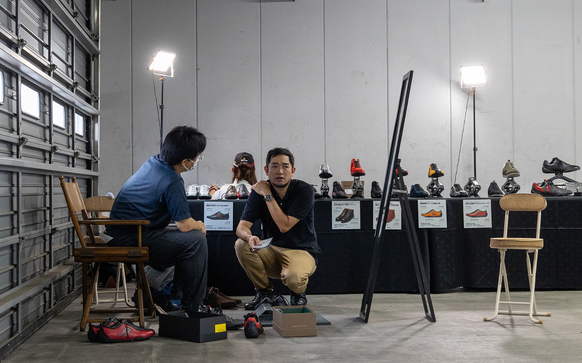 ピット内ではグッズの展示や販売も行なわれた。走ることが好きなオーナーが多いアルファ ロメオだけに、ドライビングシューズの試し履きができるブースも人気だった