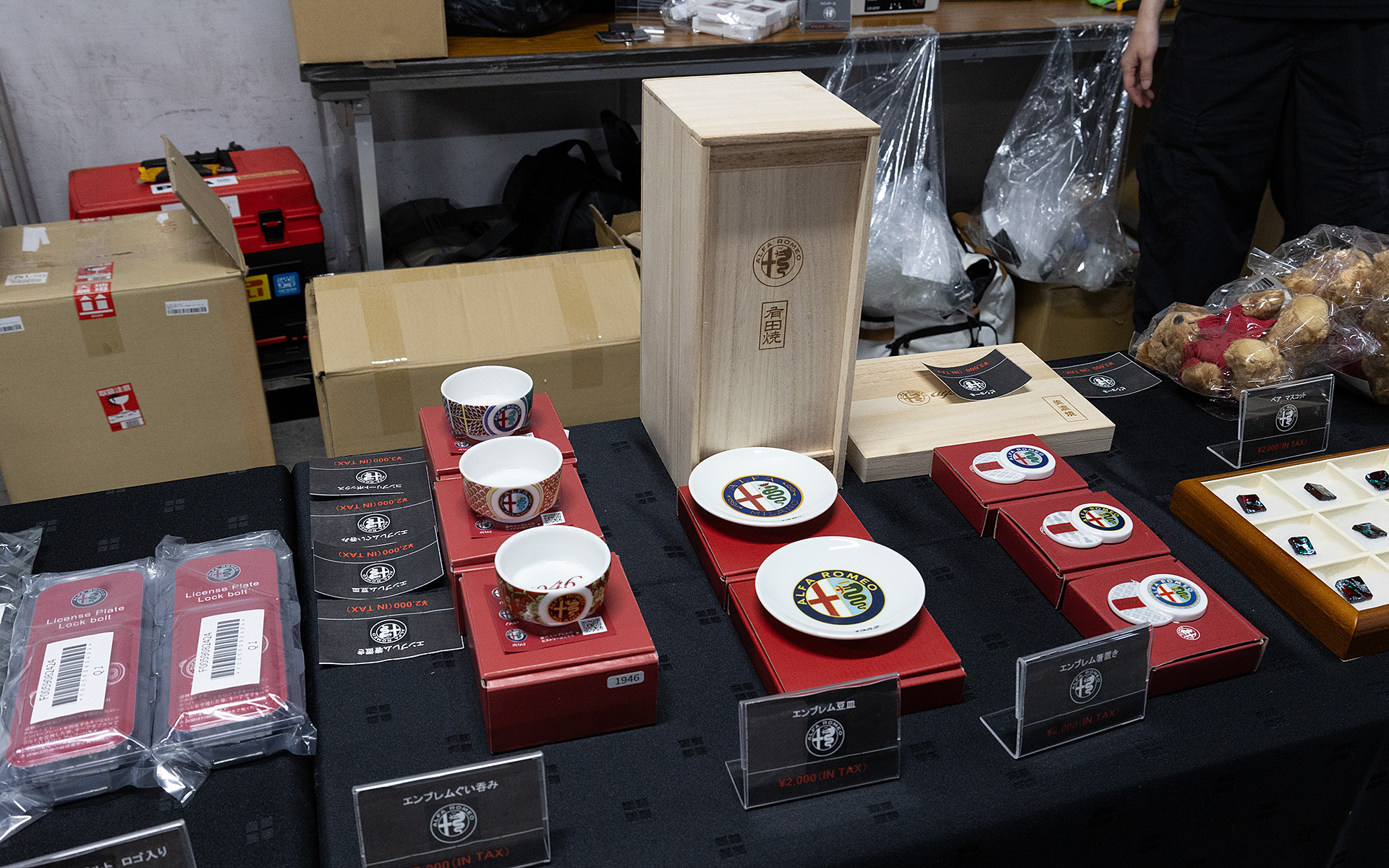 グッズ類も豊富にそろえていた。こちらは日本でしか販売されていないグッズ。左から波佐見焼のぐい呑み、有田焼の豆皿、美濃焼の箸置き