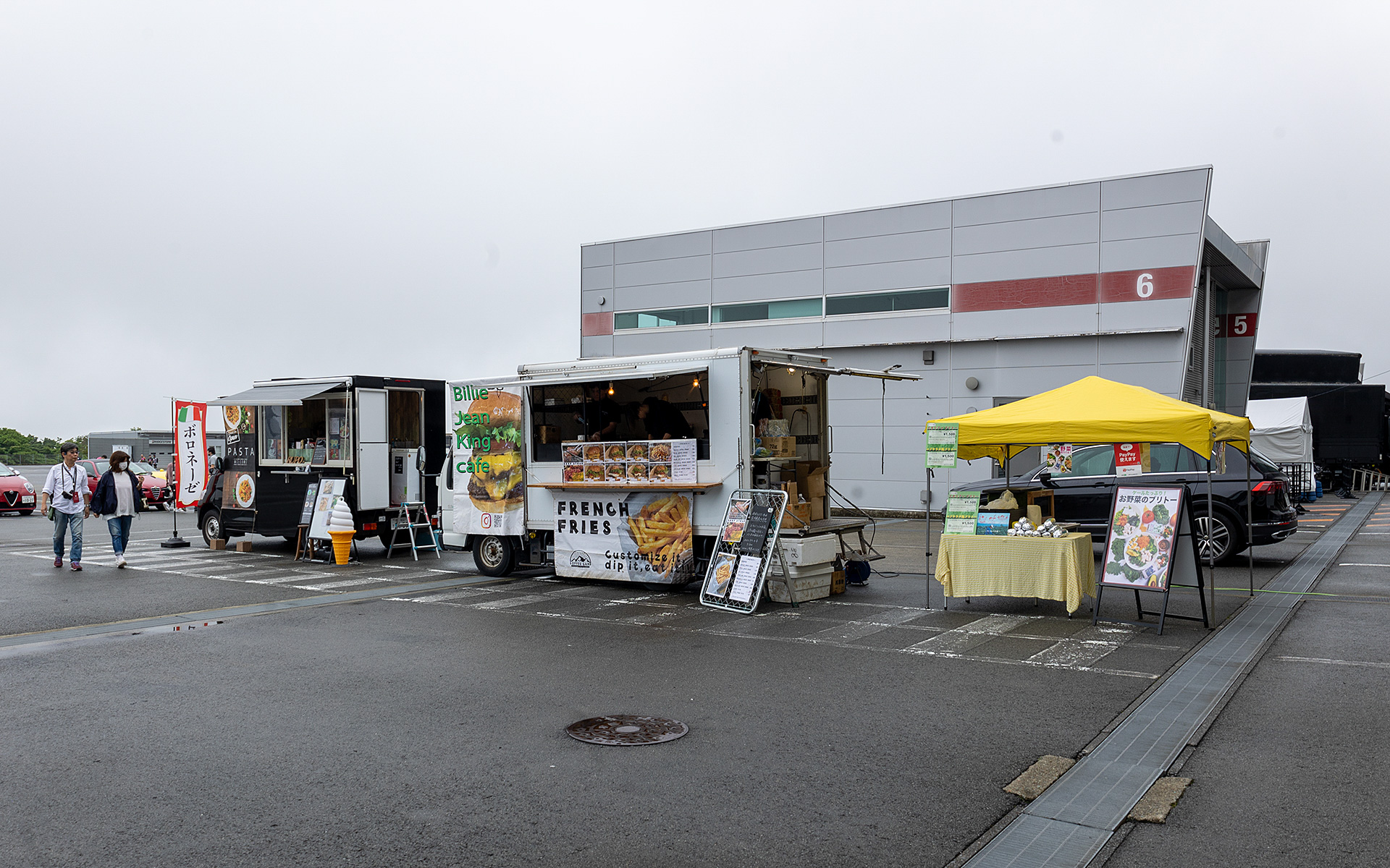 ピットビル前にはキッチンカーが配置された