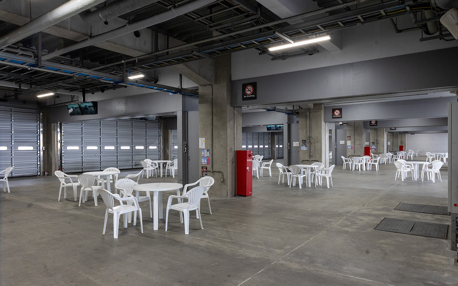 キッチンカーのあるエリアのピット内に飲食、休憩ブースが設けられた