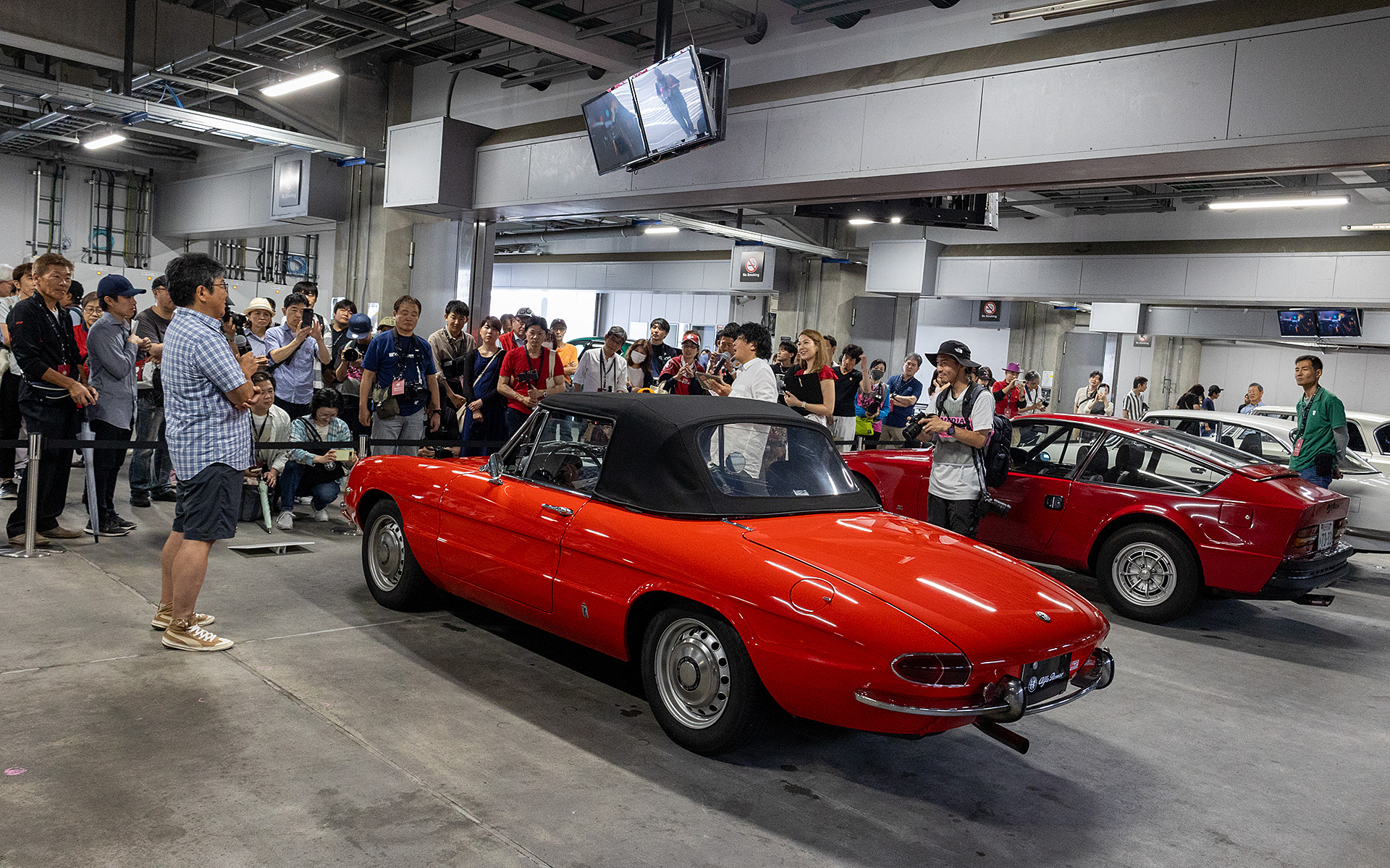 ヒストリックカーオーナーひとりひとりに嶋田氏がインタビュー。アルファ ロメオ愛や所有するクルマの特徴、維持の仕方などを各オーナーが語った