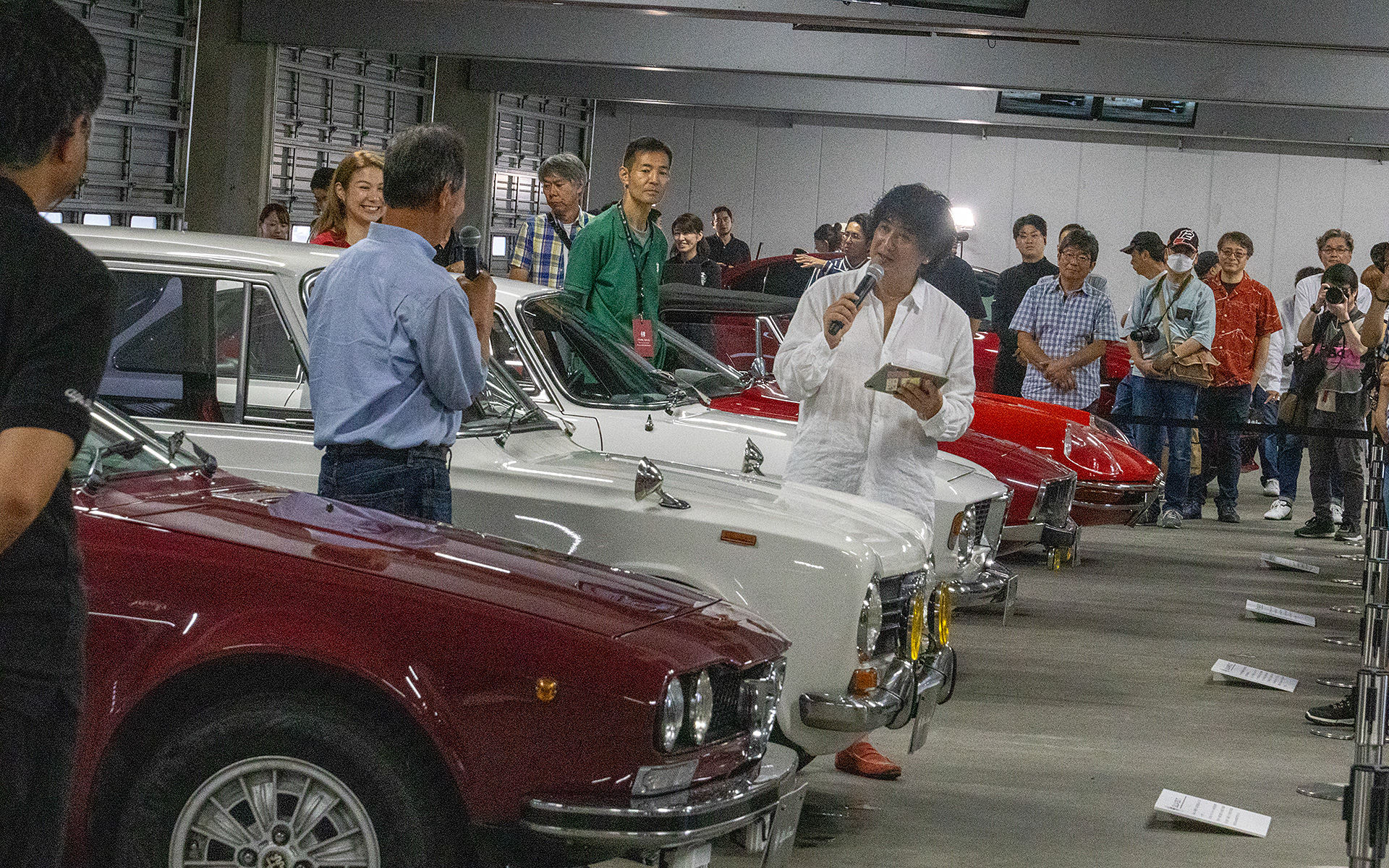 オーナーインタビューの様子。多くの来場者が貴重なクルマに関する話に聴き入っていた