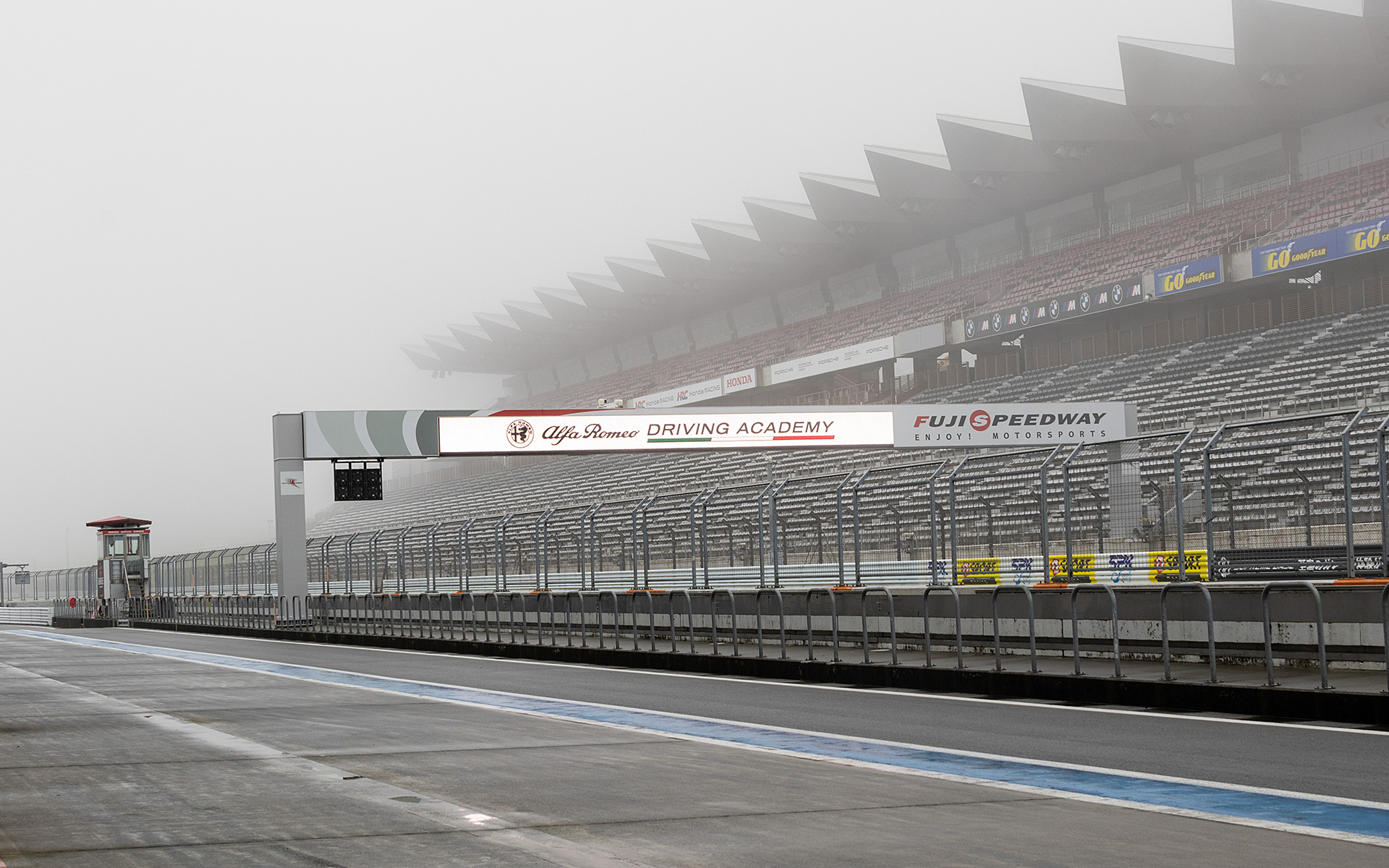 朝は霧も出ていたレーシングコースだが走行が始まるころはクリアな視界になった