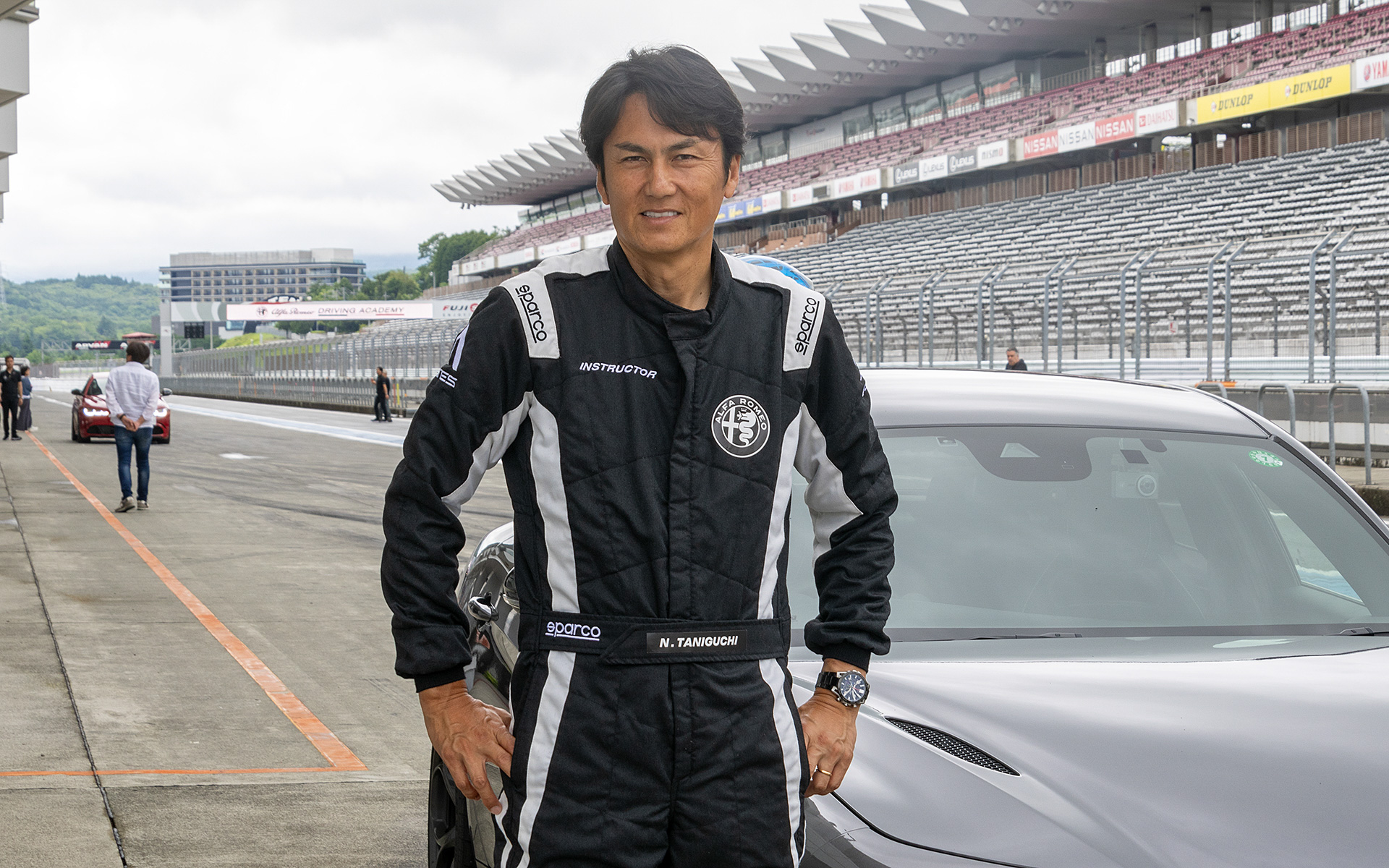 インストラクターはレーシングドライバーの谷口信輝選手