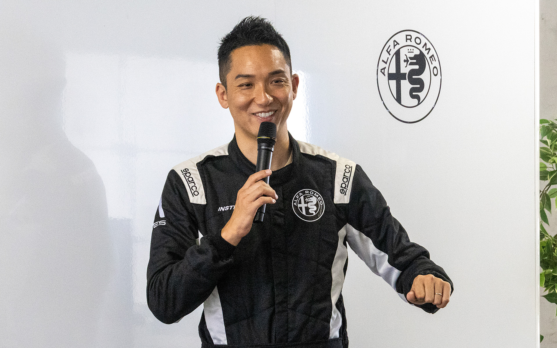 もう1人のインストラクター、レーシングドライバーの藤井誠暢選手