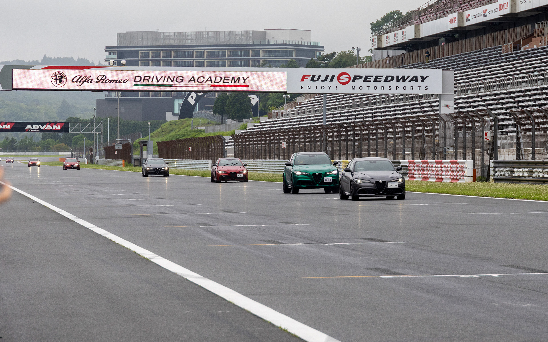 最初はインストラクター先導での周回。全車インストラクターと無線をつなげているのでポイントごとにインストラクターからの指示や注意点が伝えられる