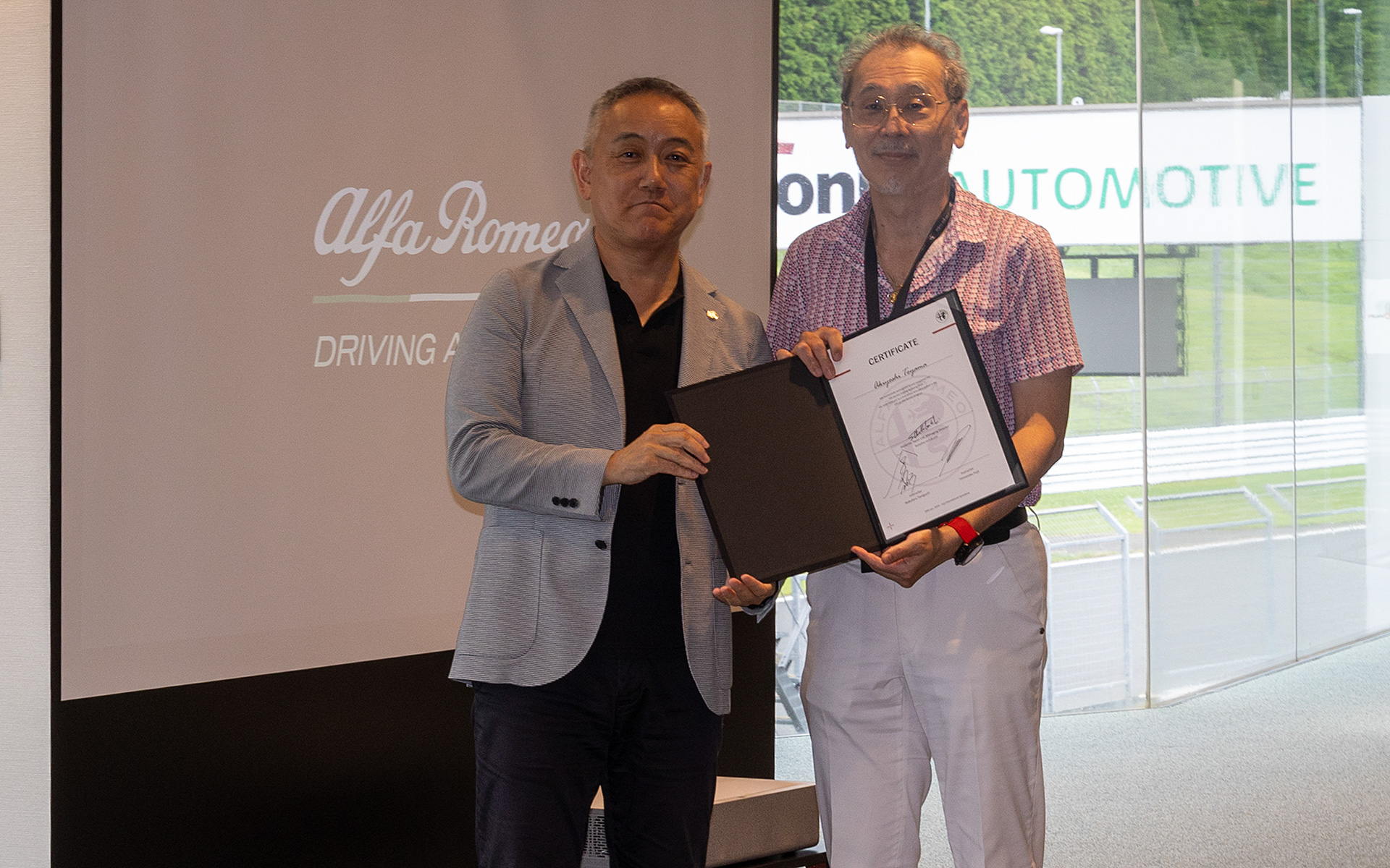 最後はクリスタルルームでの修了式。インストラクターからのコメントのあと、打越氏より修了書が1人ずつに手渡された