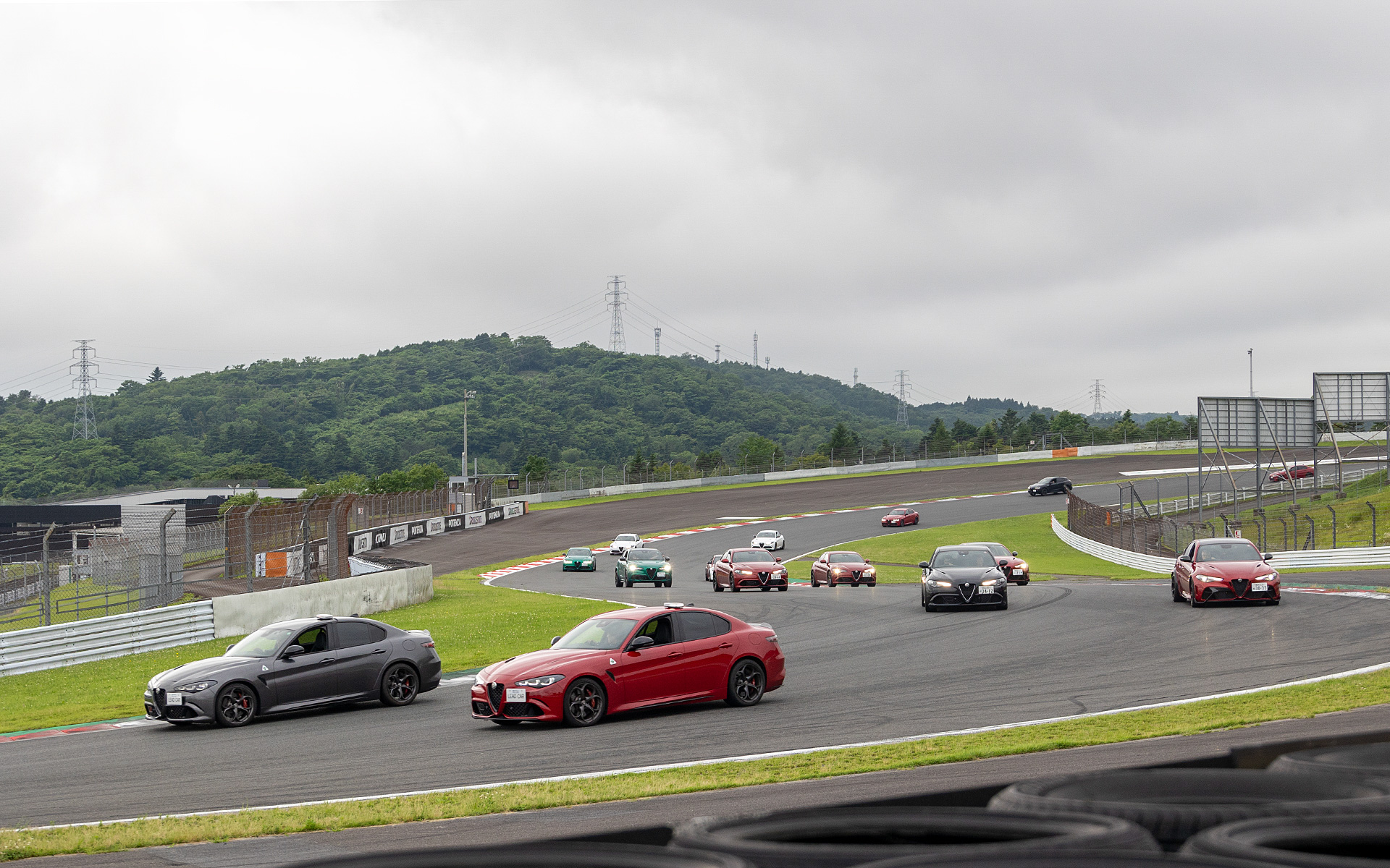 パレードラン。なんと富士スピードウェイを逆回りで行なわれた