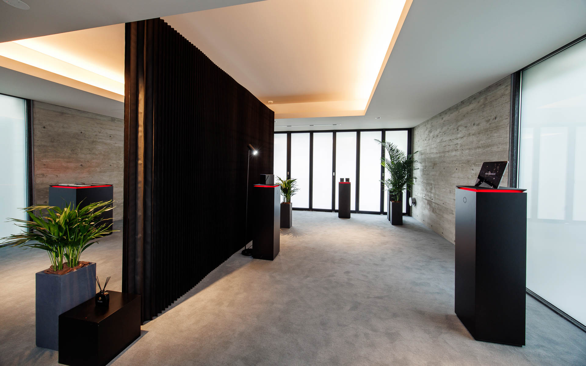 実車を見る前に、ディフェンダー オクタに搭載される技術や素材、通常モデルのディフェンダーとの違いが分かる展示を見ながら説明を受ける