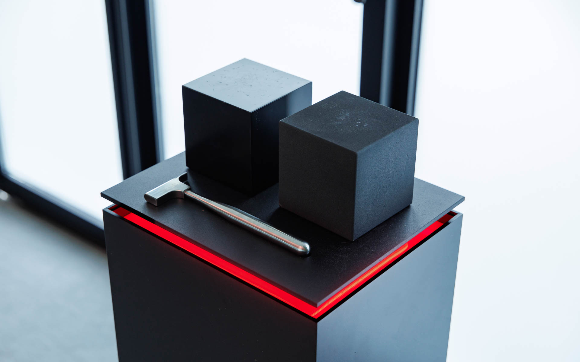 ディフェンダー オクタではバンパーガーニッシュに傷つきにくいグラファイトを採用。通常の樹脂と比較してどれだけ傷がつきにくいかを確かめられる