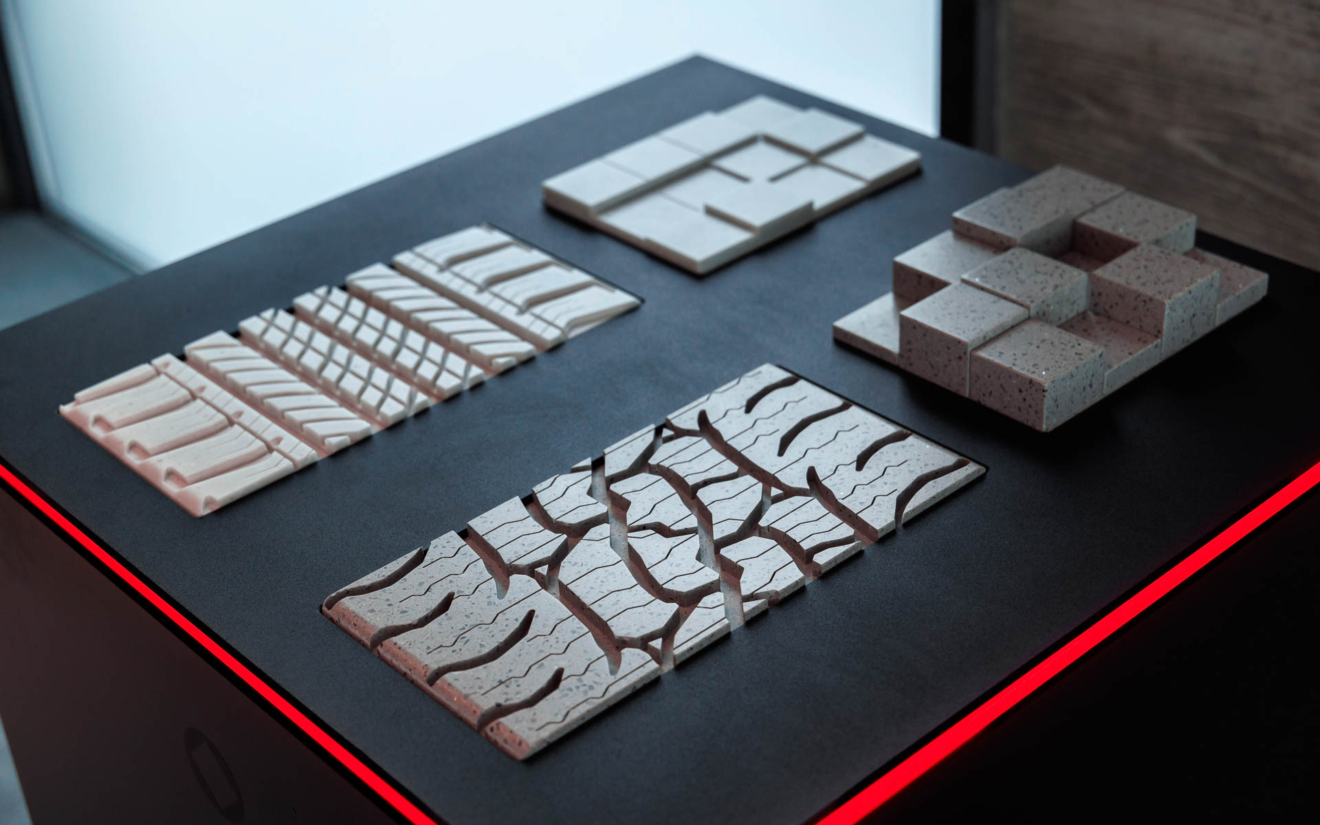 タイヤはディフェンダー オクタのために開発されたというオールテレーン（275/60R20）と、オールシーズン（275/50R22）から選択可能。どちらのタイヤがどのような道に適しているのかを分かりやすく説明