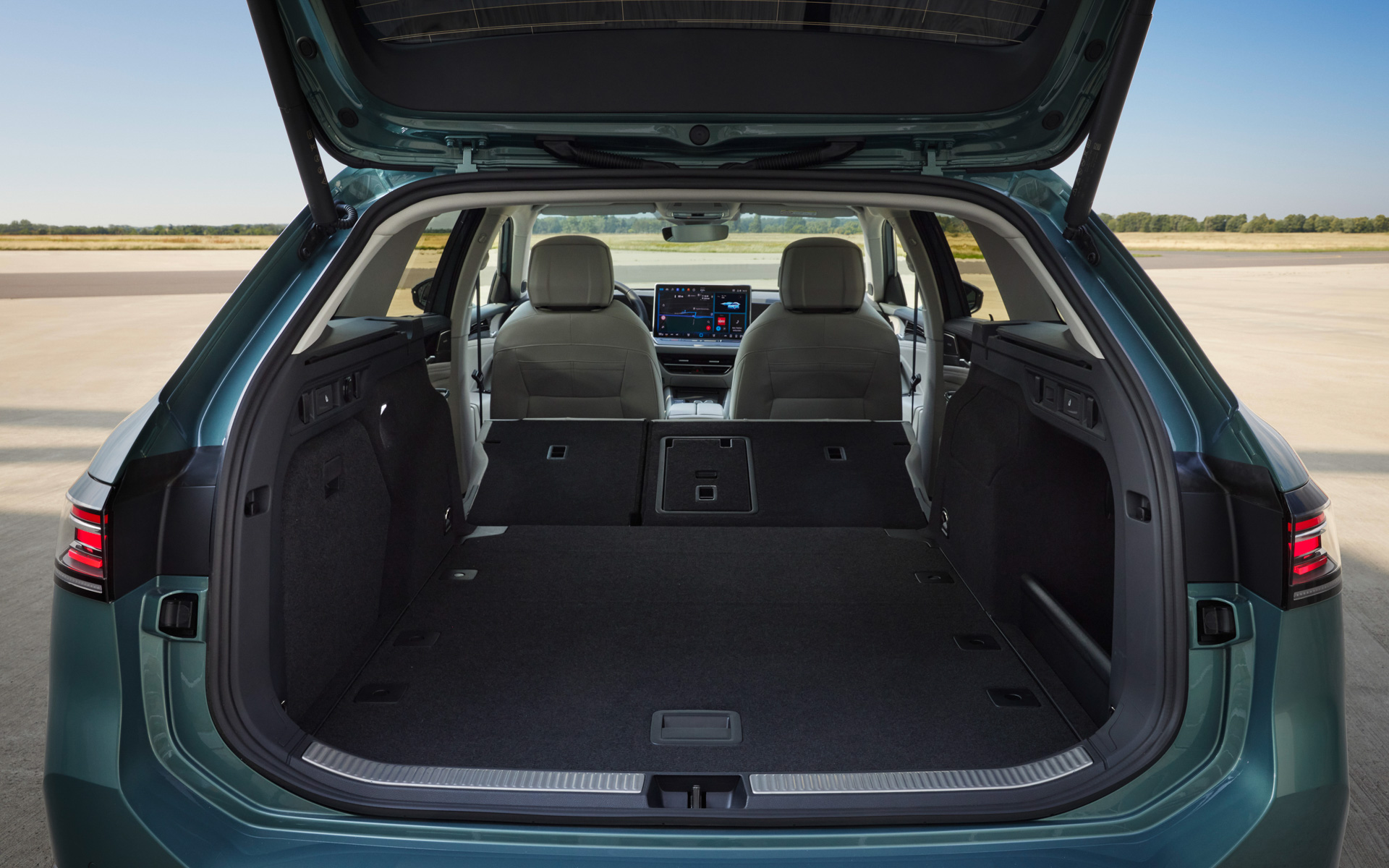 ラゲッジ容量は後席を倒した状態で最大で1920Lに