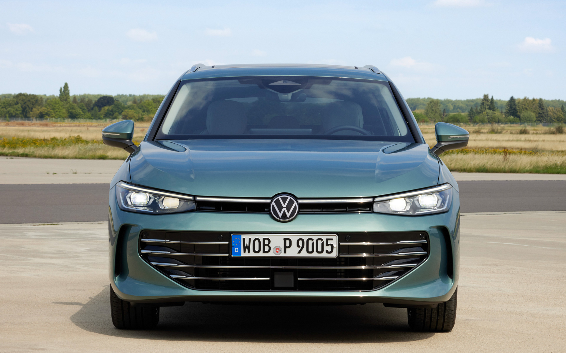 ウイング形状のフロントフード