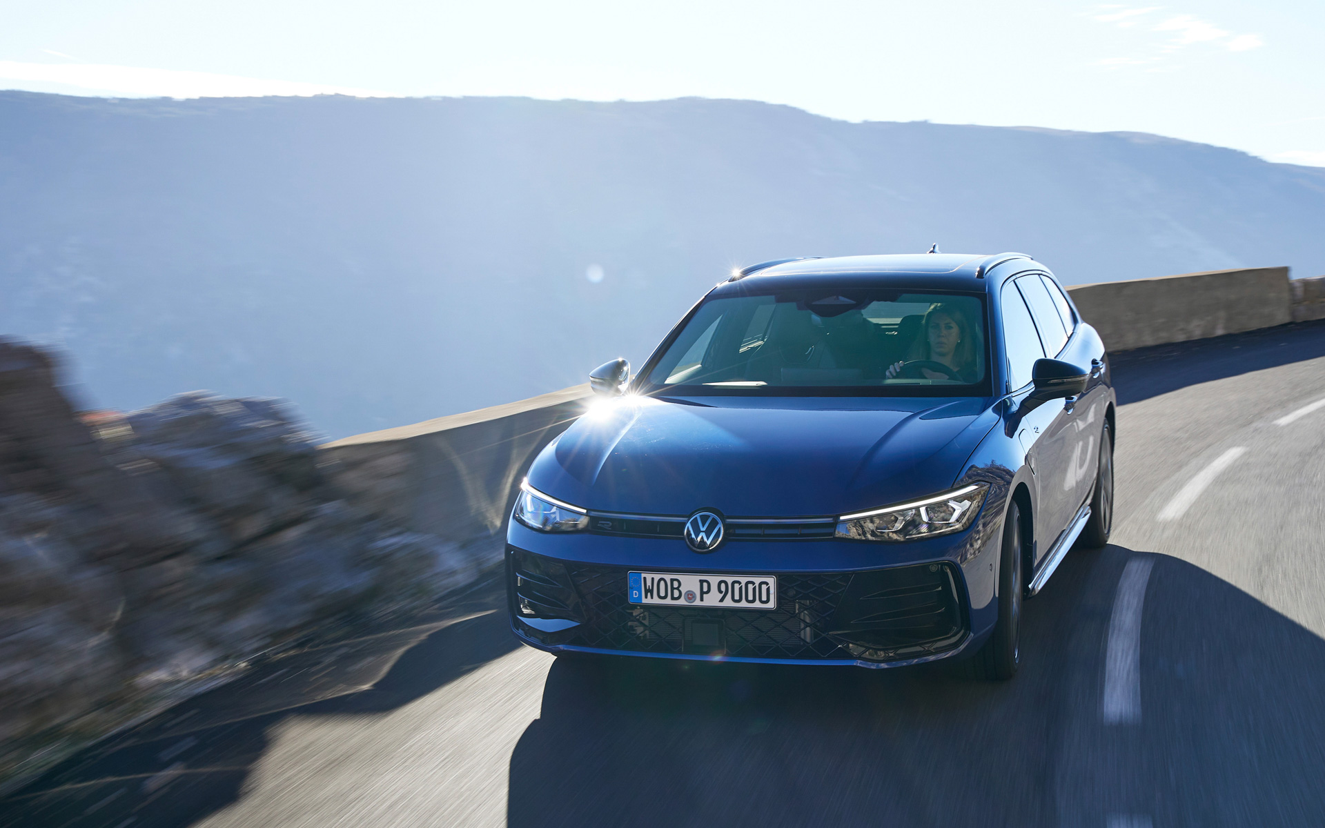 アダプティブ シャシーコントロールは伸び側と縮み側を制御する2バルブ式のショックアブソーバーを新採用