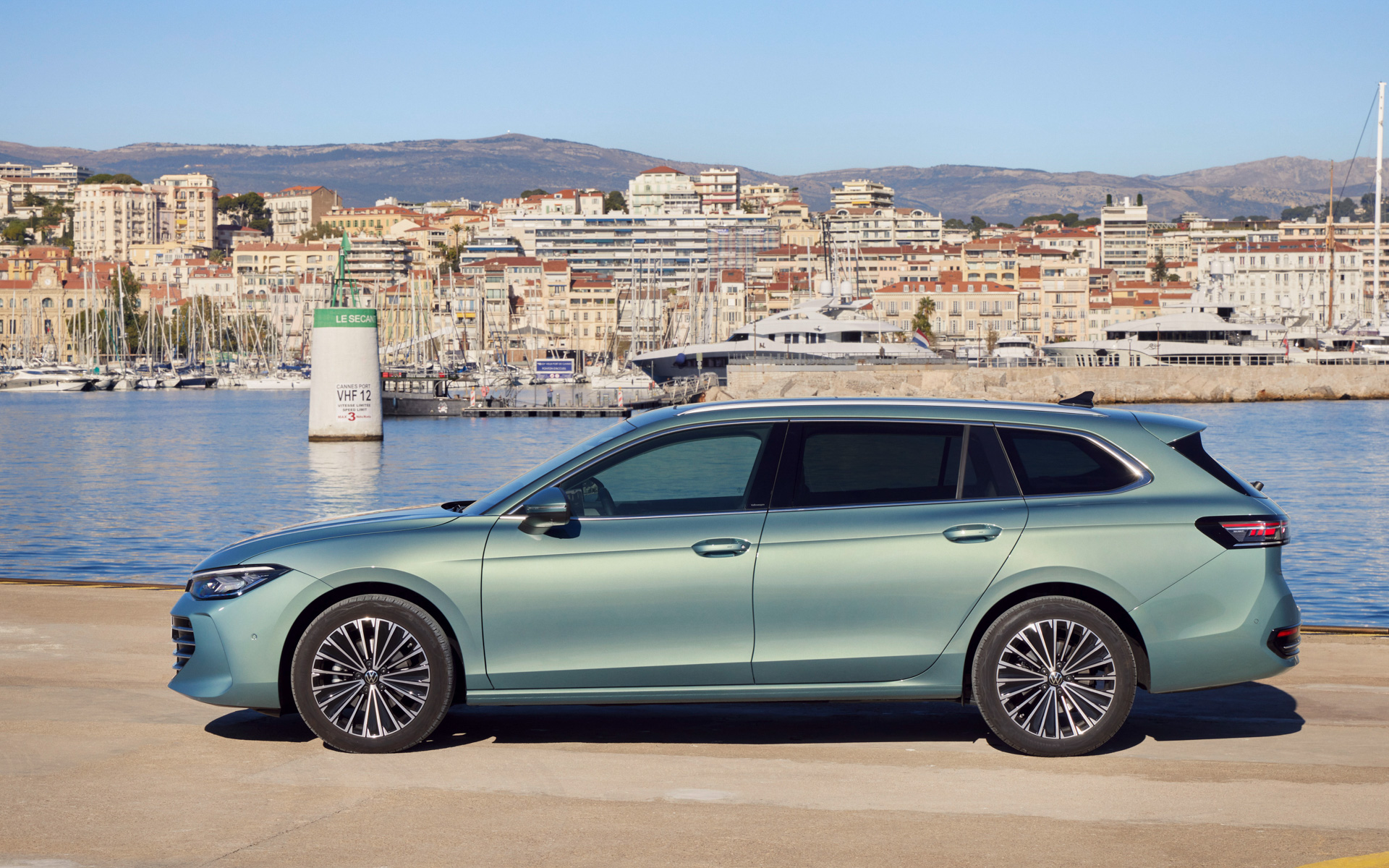 ボディサイズは欧州仕様で4917×1849×1506mm（全長×全幅×全高）で、ホイールベースは2842mm