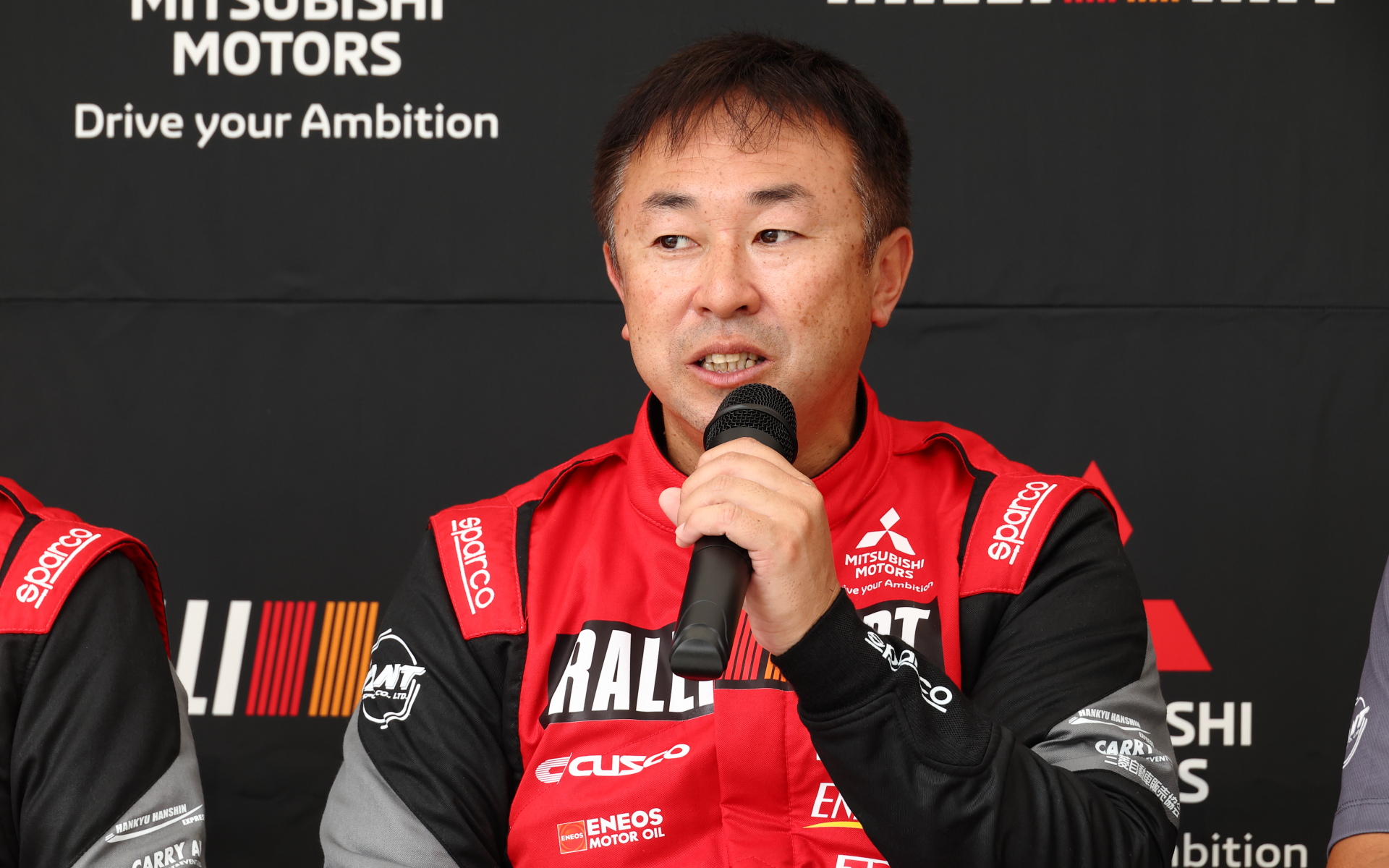 AXCR2024への意気込みについて、田口勝彦選手は「先日、タイの方で1週間から10日ほどテストしてきました。2023年と同じコースをメインでテストしたのですが、昨年はアクセルを抜かないと走れない、ジャンプができないようなところでも、今年のクルマはフルアクセルで飛んでいけるという、非常にドライバーにとってうれしいクルマになっております。加速性能もよくなっていますし、去年より全然別物といっても過言ではないようなクルマに仕上がっています。優勝を目指して頑張っていきたいと思います」とコメント