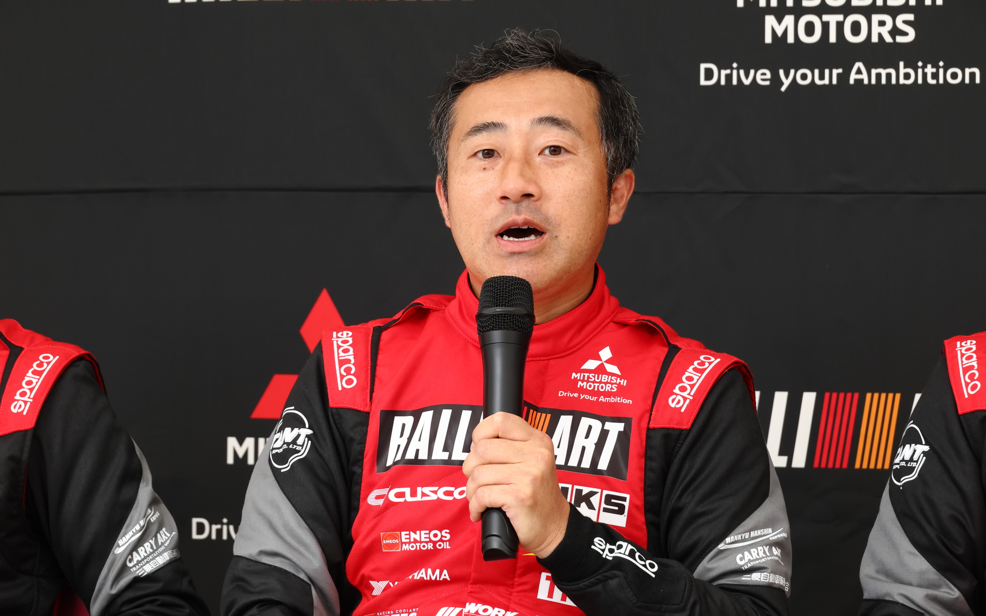 保井隆宏選手は「2023年は総合8位という結果でしたが、今年はそれよりもクルマの戦闘力が上がっていますし、僕らの経験値も上がっているので、よりよい順位、総合優勝を目指して頑張りたいと思いますので、応援よろしくお願いいたします」と述べた