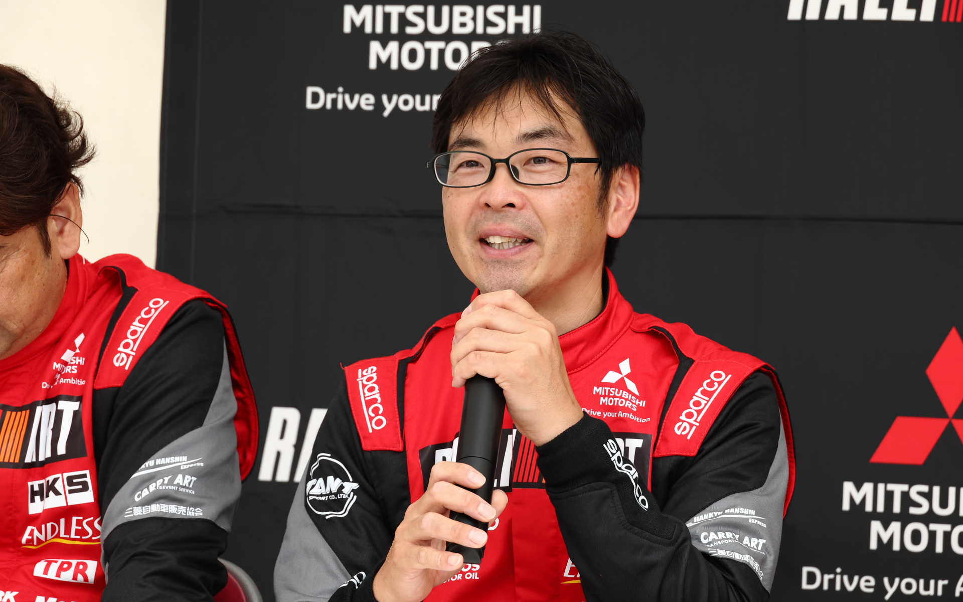 三菱自動車の社内テストドライバーを務める小出一登選手は「増岡監督に続き久しぶりの社員ドライバーということで、社員の注目も高い中ものすごくプレッシャーを感じておりますが、チームの勝利に少しでも貢献できるよう精一杯頑張っていきたいと思います」と意気込みを示した