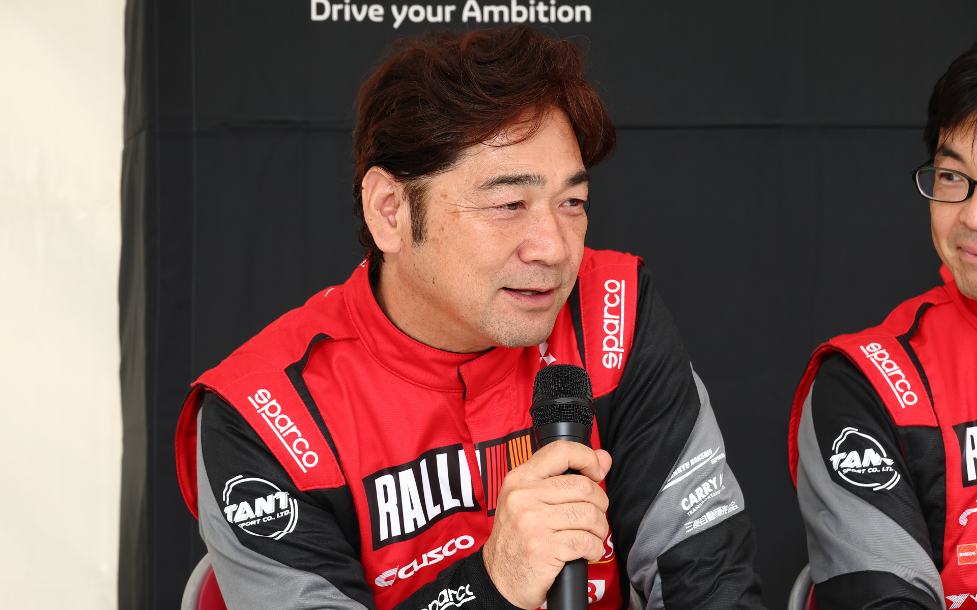 小出選手とペアを組む千葉栄二選手は「今年、増岡監督から小出選手のナビゲーターを要請されて、正直戸惑いもあったのですが受けることにしました。5月に彼と一緒にナショナルラリーも出てきて、とにかく真っさらなキャンバス状態、カラカラのスポンジ状態なんだなというのをとにかく感じます。なので、この真っさらなキャンパスに素晴らしい絵が描けて帰ってこれたらなと思います」とコメントしている