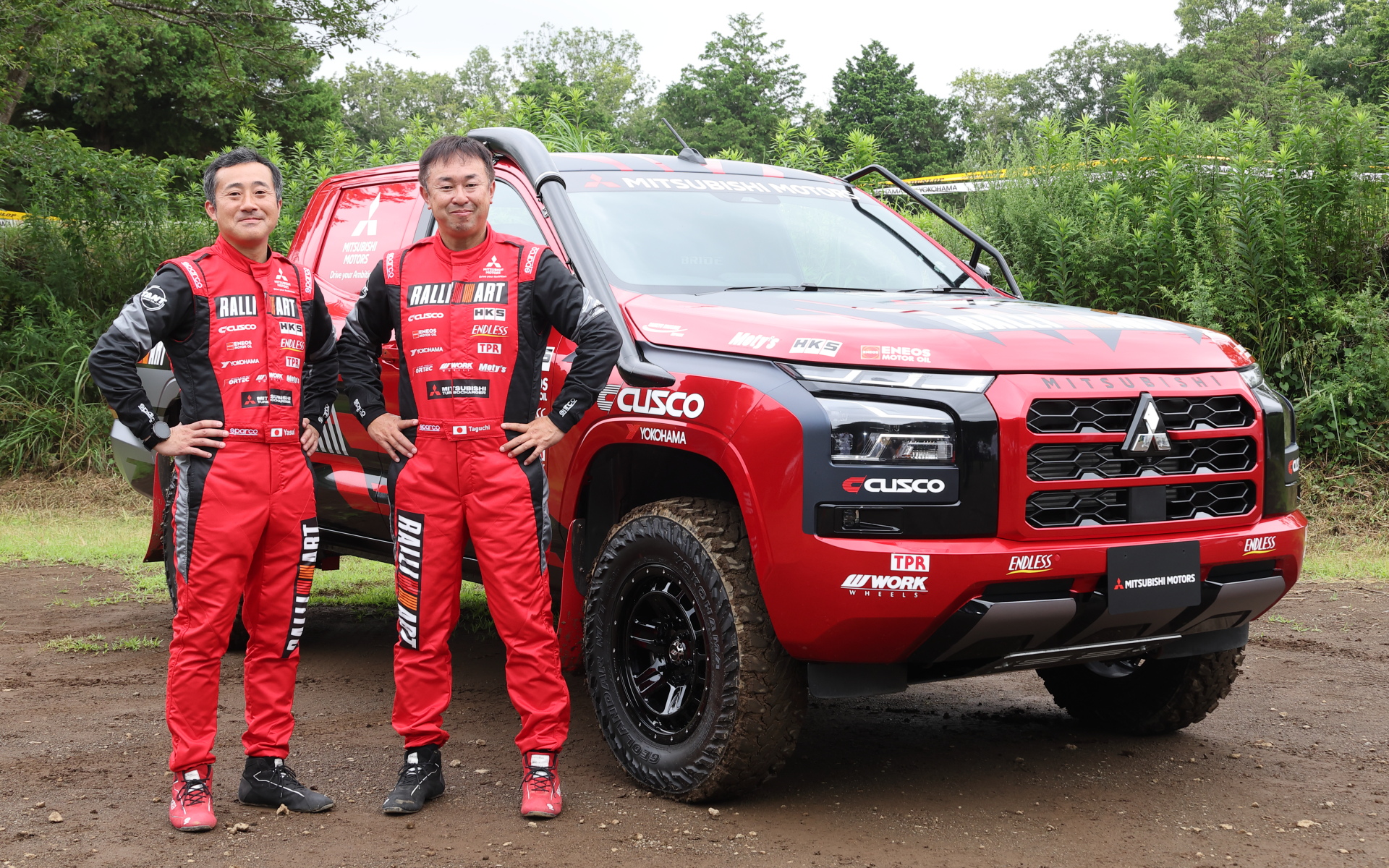 AXCR2024参戦体制発表会に出席したドライバー・田口勝彦選手（右）とコドライバー・保井隆宏選手（左）