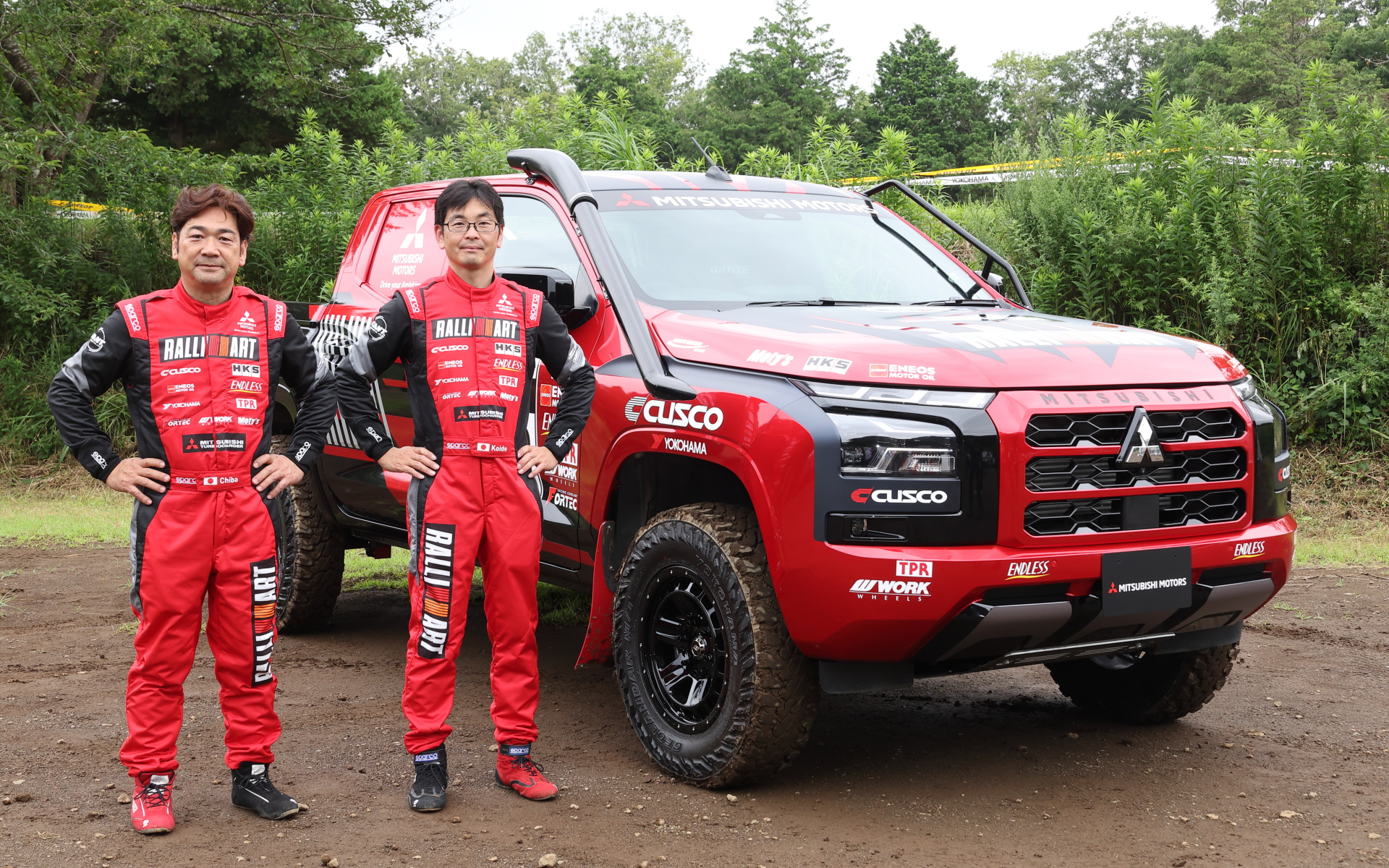 三菱自動車の社内テストドライバーを務める小出一登選手（右）とコドライバー・千葉栄二選手（左）