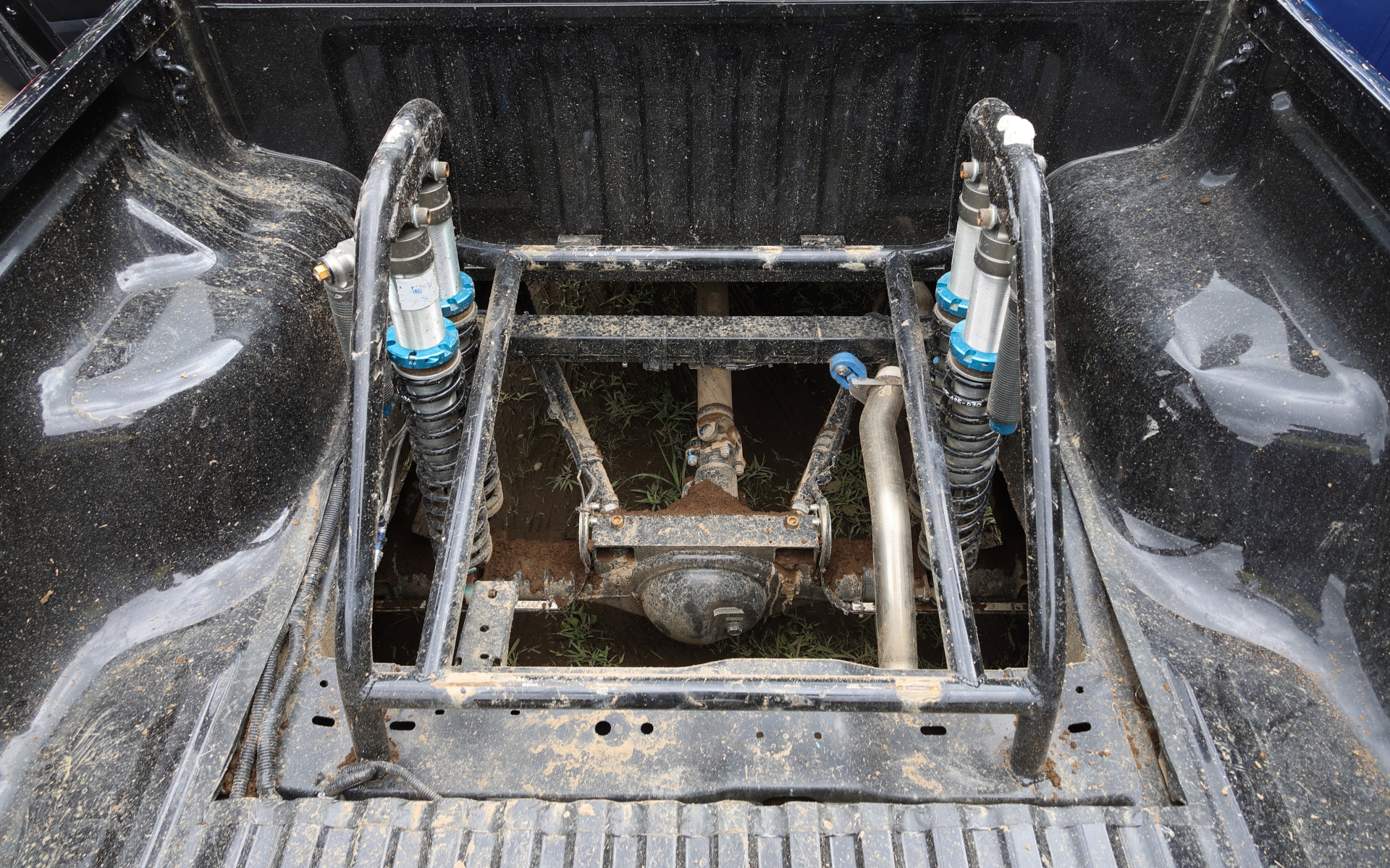 リアサスペンションはベースのリーフスプリング式からコイルスプリングを用いた4リンクリジッド式に変更。前後ともCUSCO製のツインダンパー仕様