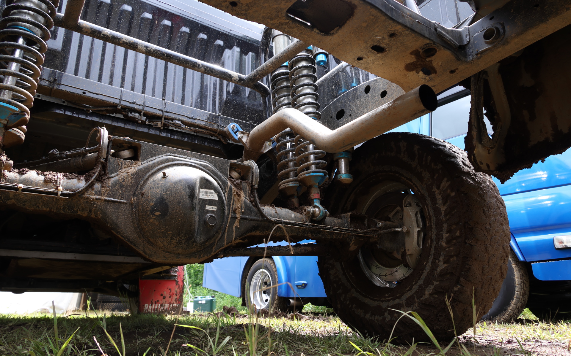 リアサスペンションはベースのリーフスプリング式からコイルスプリングを用いた4リンクリジッド式に変更。前後ともCUSCO製のツインダンパー仕様