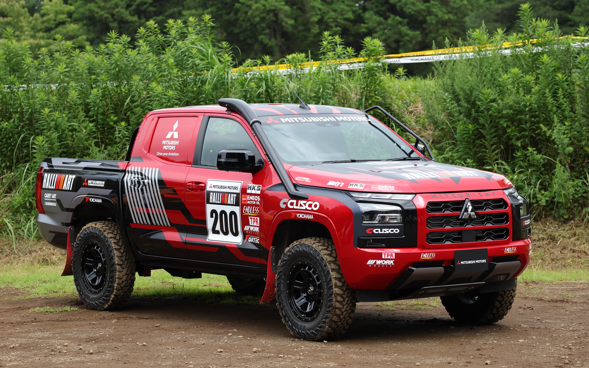 AXCR2024仕様のトライトン。撮影車はまだ完成形ではないが、フロント/リアドアやボンネット、フェンダー、荷台をCFRP化するとともに、サイド＆リアガラスをポリカーボネート化して軽量化を図るという