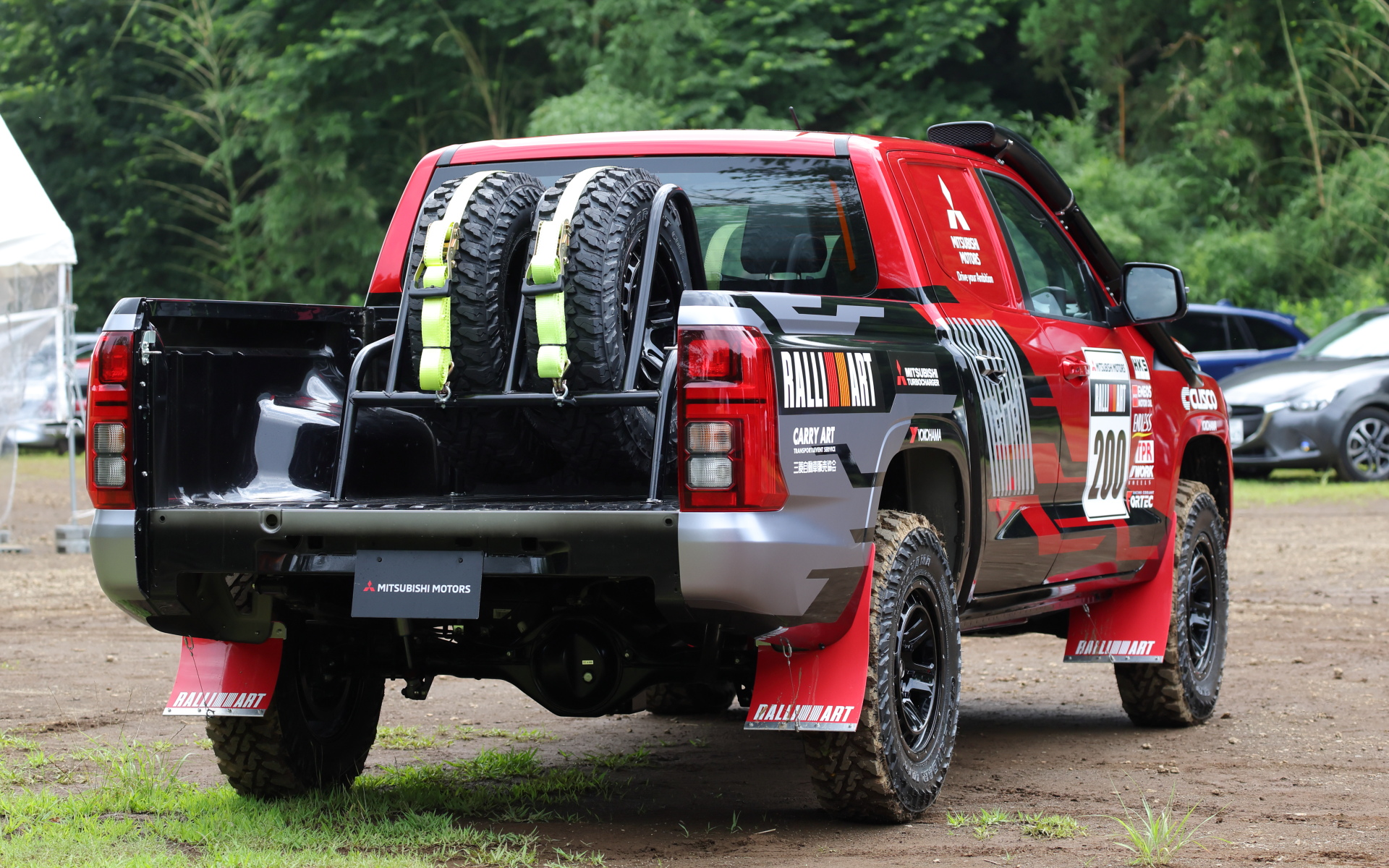 AXCR2024仕様のトライトン。撮影車はまだ完成形ではないが、フロント/リアドアやボンネット、フェンダー、荷台をCFRP化するとともに、サイド＆リアガラスをポリカーボネート化して軽量化を図るという