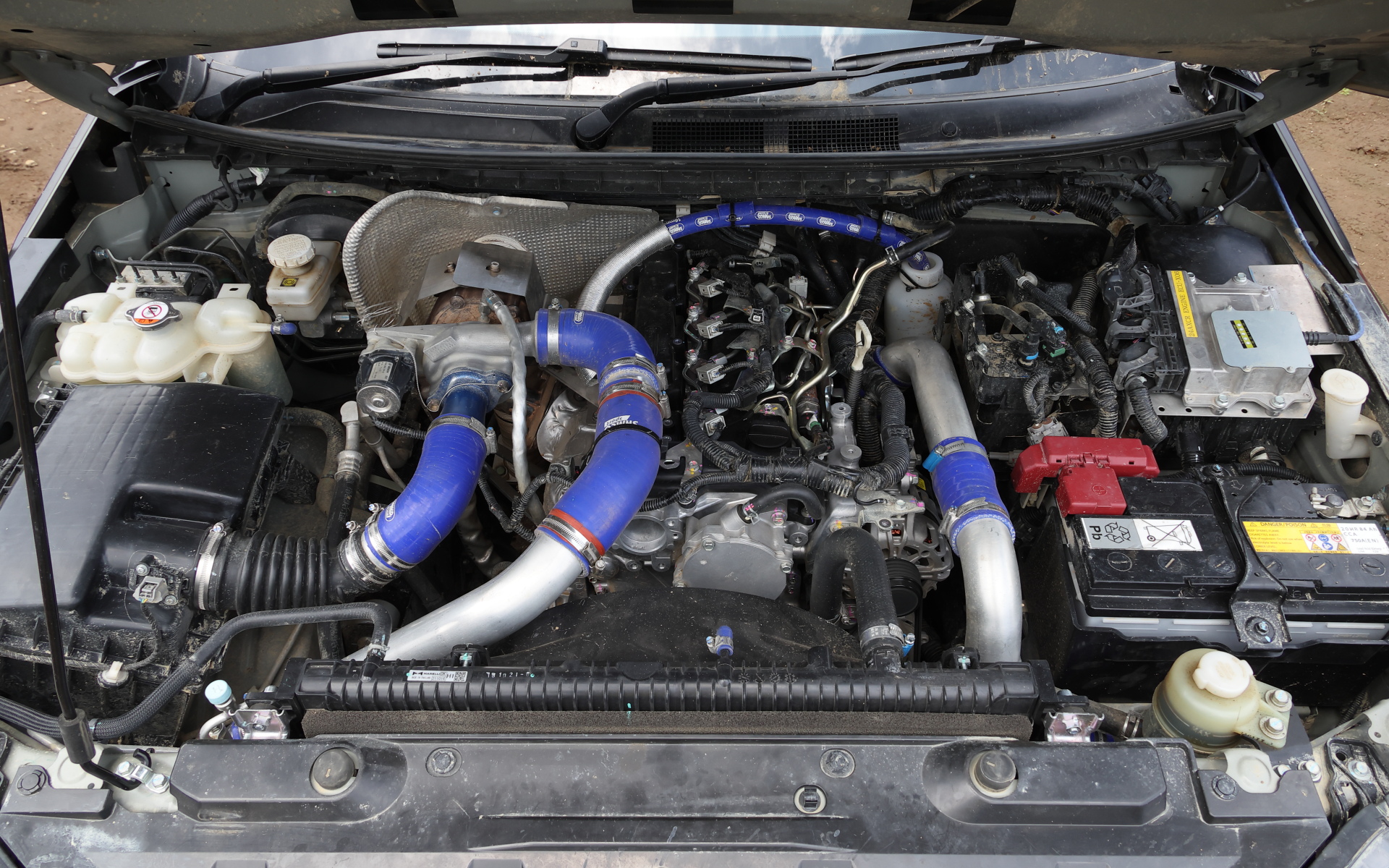 ベース車で搭載する直列4気筒DOHC 2.4リッタークリーンディーゼルターボ「4N16」型エンジンは回転数と負荷に応じて2つのタービンを協調させる2ステージターボシステムを採用するが、ラリーカーではシングルターボ化