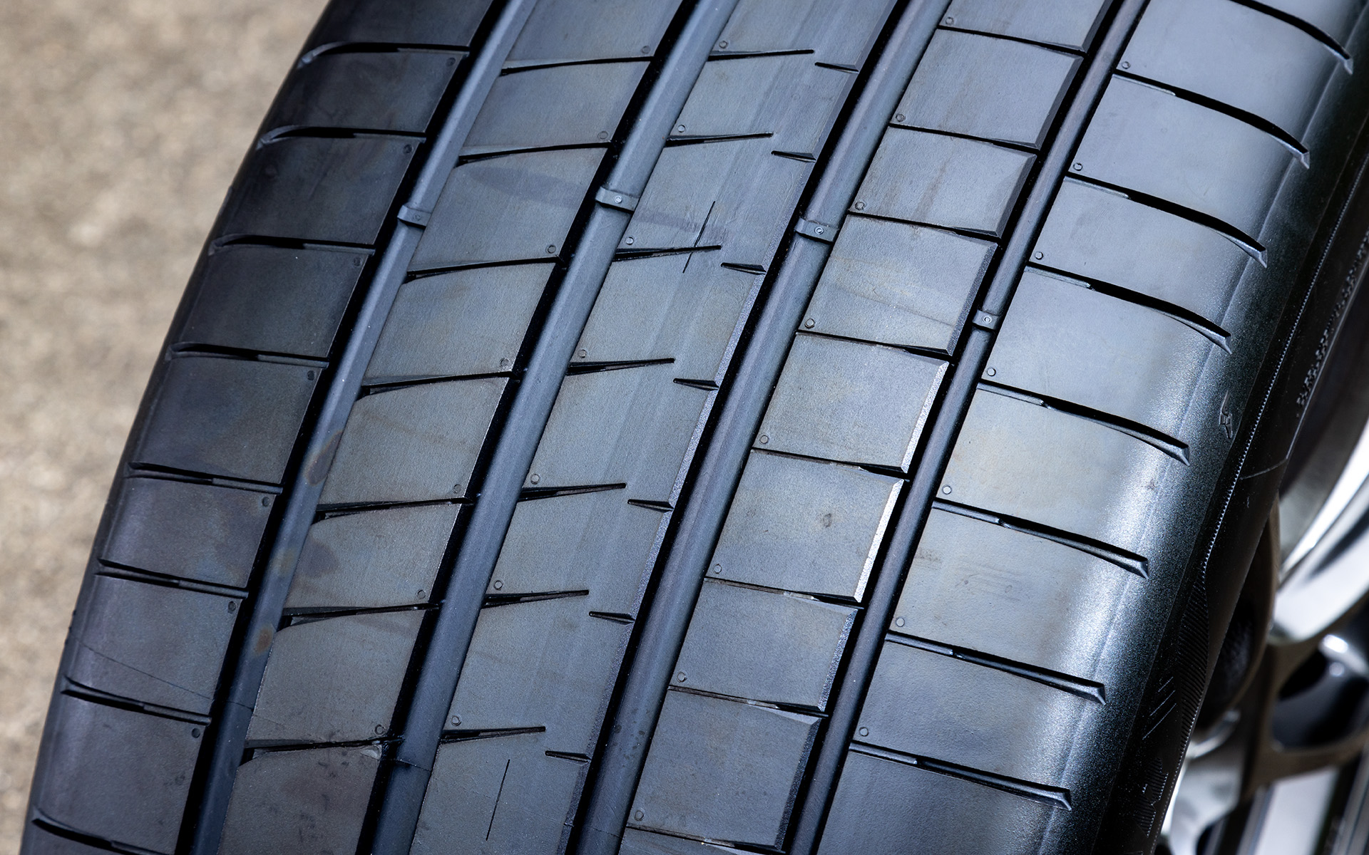 トレッドゴムの柔軟性を挙げる新樹脂配合コンパウンドを使用することで、高いドライ性能を実現しながら、ウェット性能をさらに向上させている