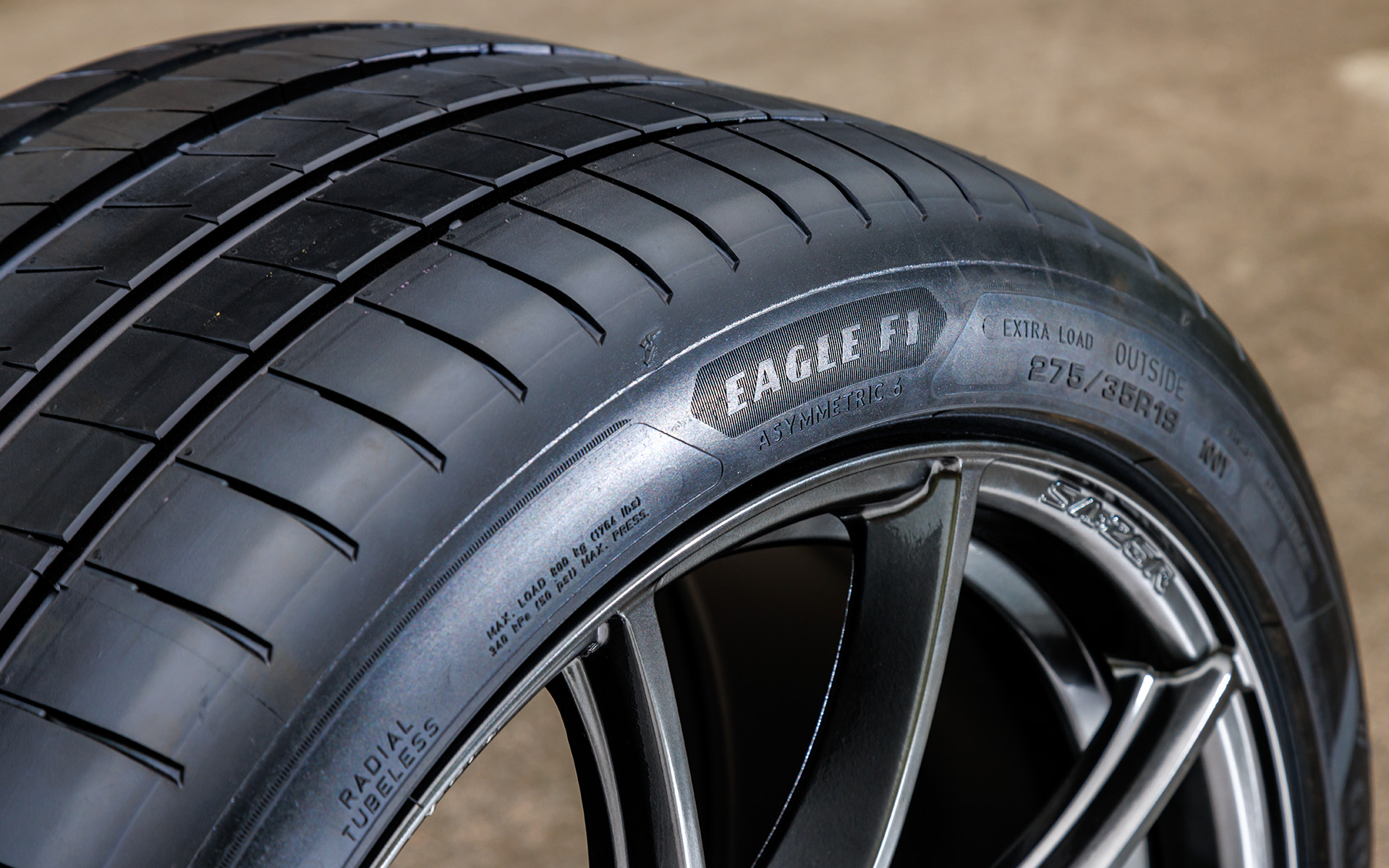 スポーツブランドを象徴する「EAGLE F1」の文字があしらわれている