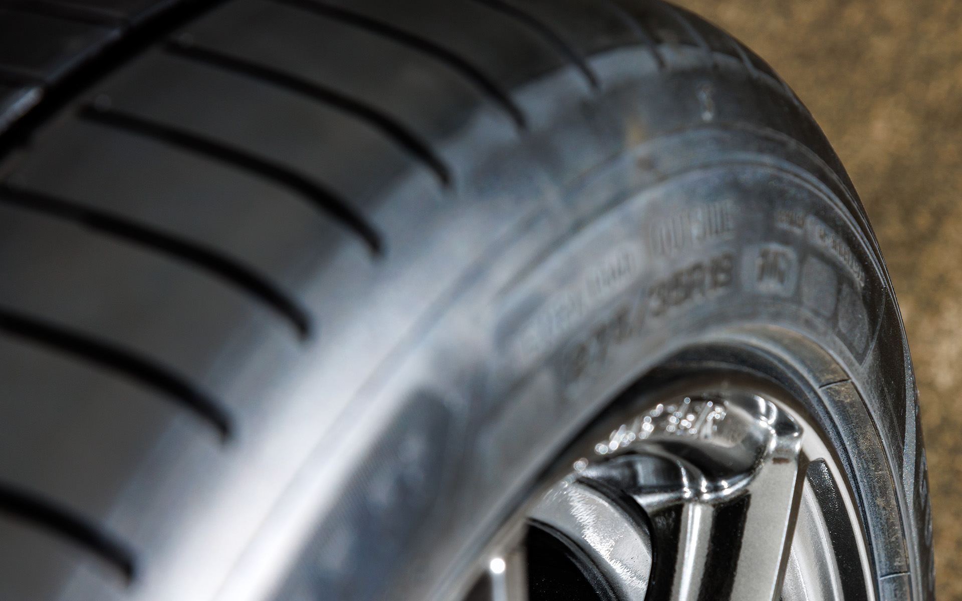 エアロダイナミックサイドウォールシェイプを採用し、車両側面の風の流れを改善。相乗効果で転がり抵抗を減らし、燃費や航続距離が向上するという