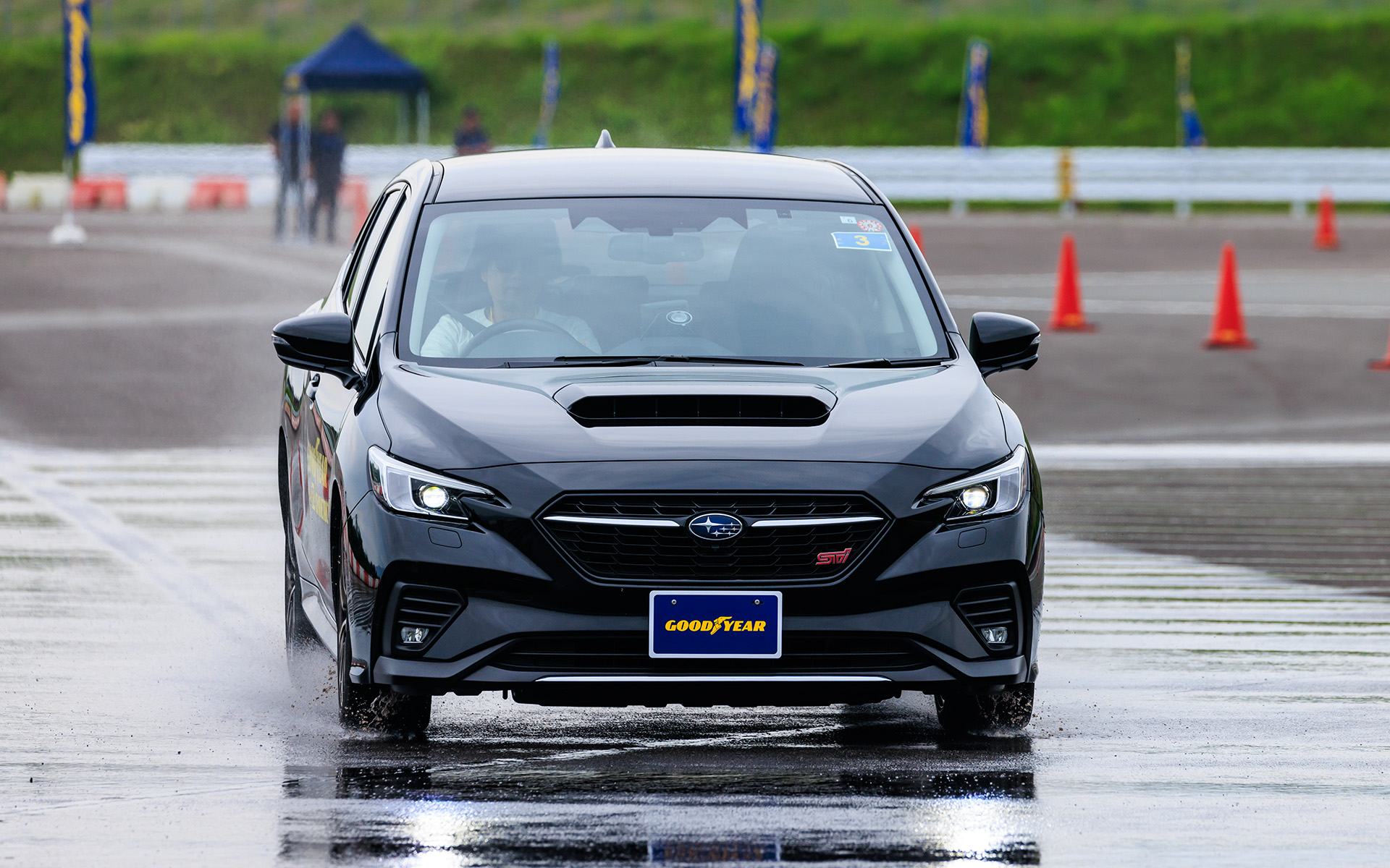 ウェット制動は60km/hからのフルブレーキ。テスト車両はスバルのレヴォーグ