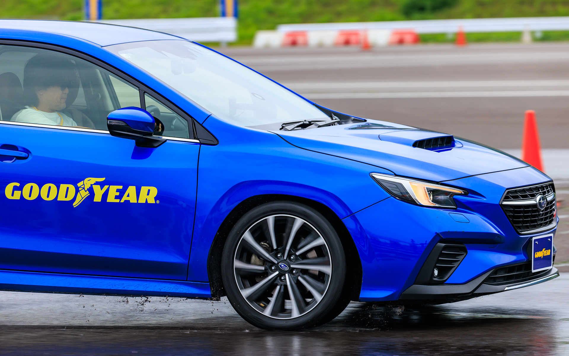 若干だけどアシメトリック5のほうが制動距離は長かった