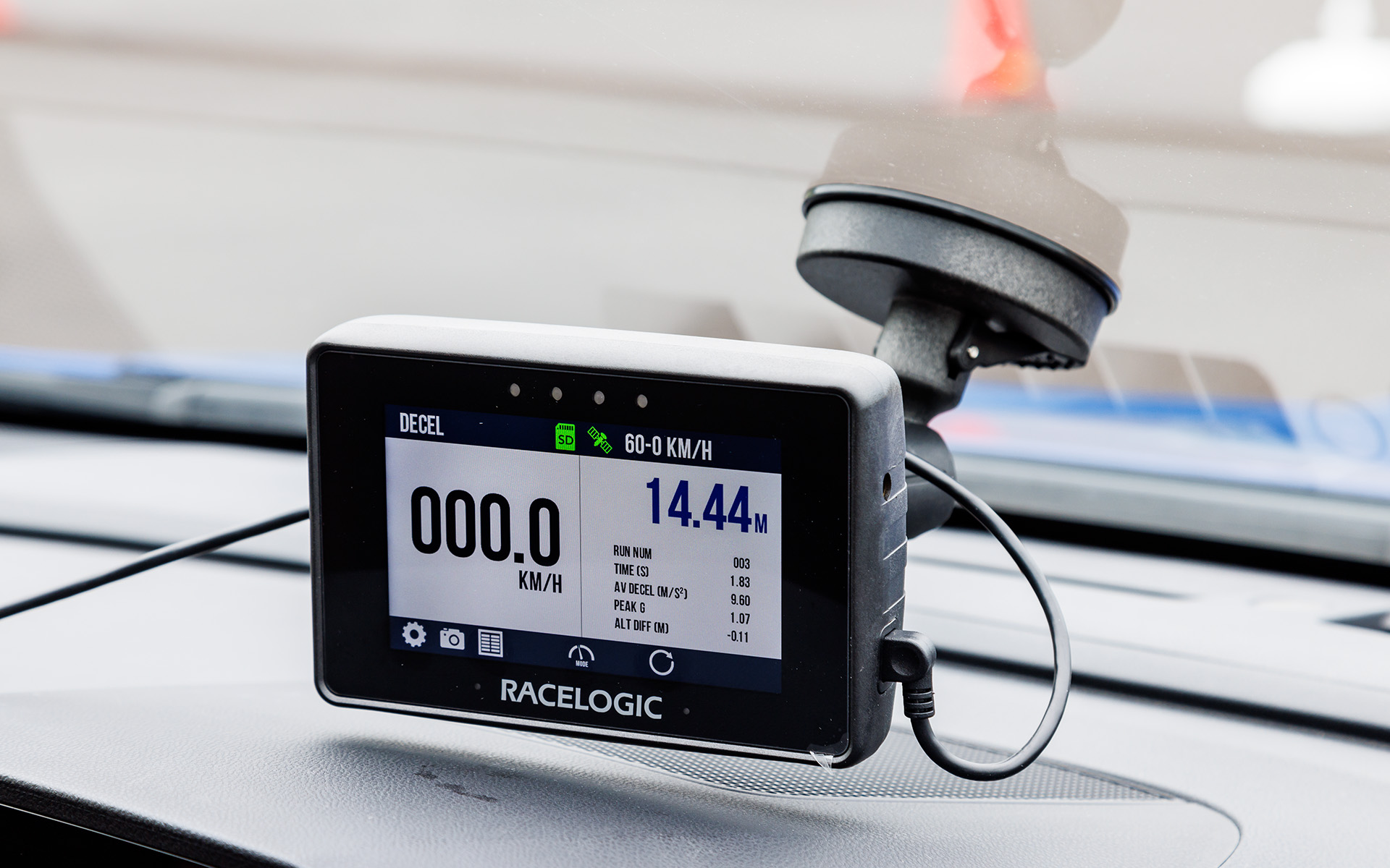 車両には制動距離を測る計器が搭載されていた