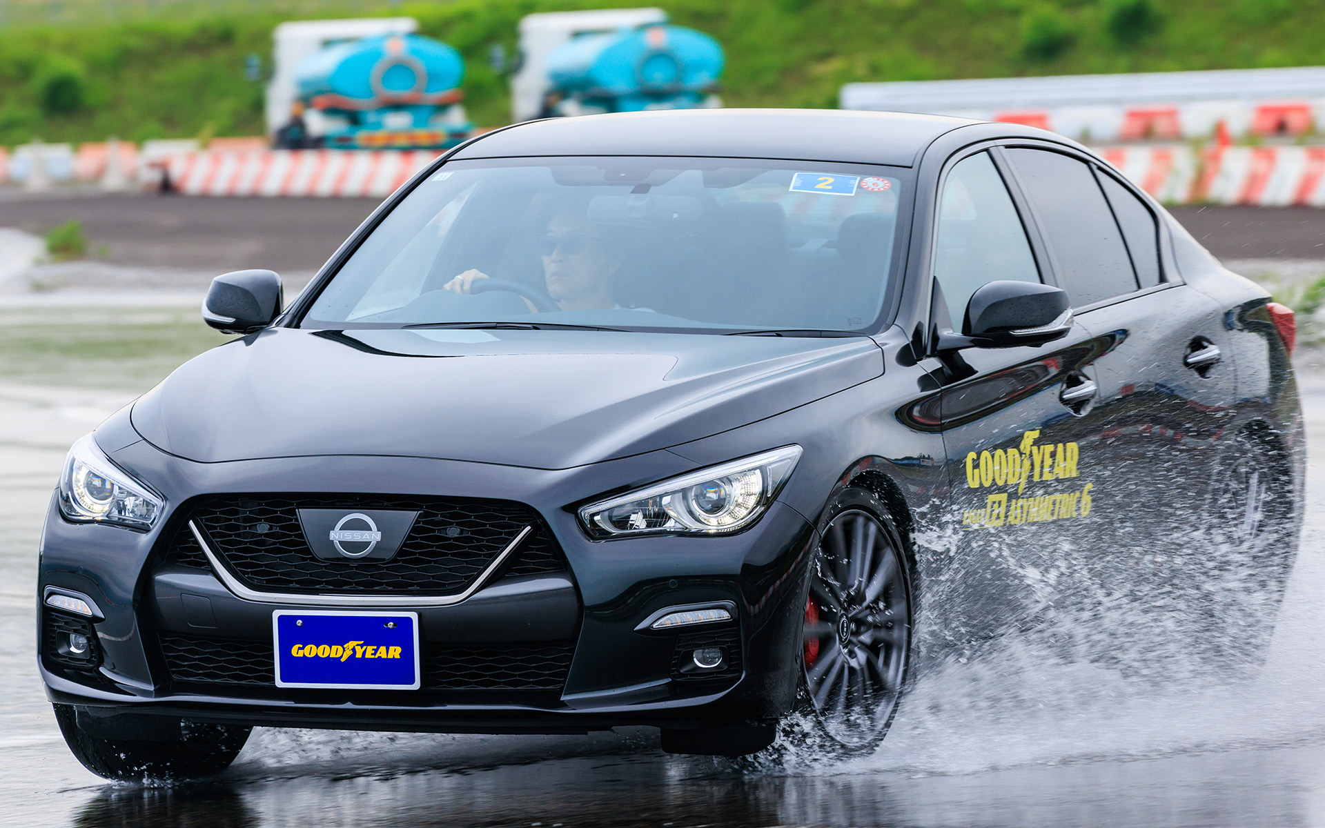 テスト車両は日産「スカイライン400R」